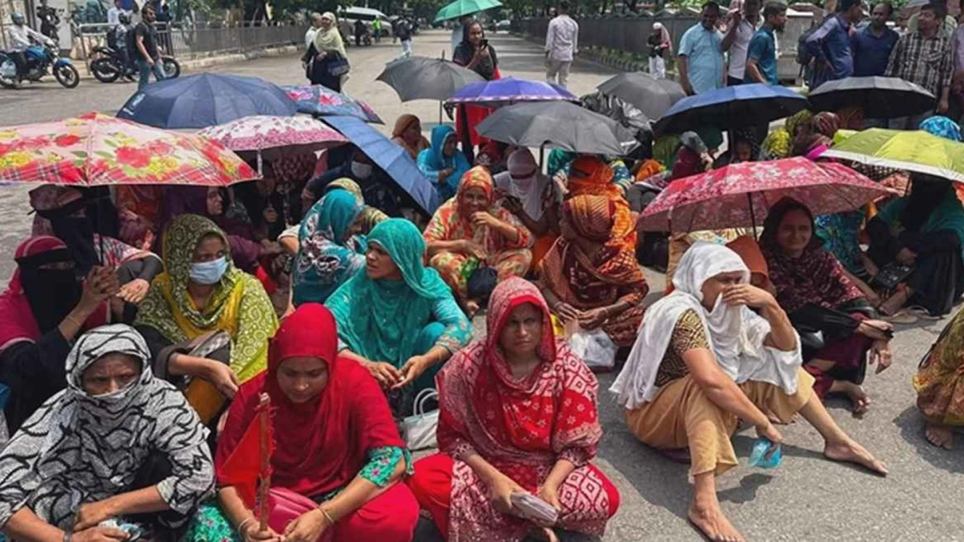 বকেয়া বেতনের দাবিতে মহাখালী-তেজগাঁওয়ে শ্রমিকদের বিক্ষোভ