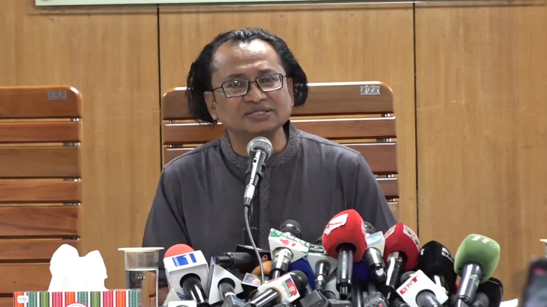 আত্মমর্যাদা বিকিয়ে দিয়ে কোনো দেশের সঙ্গে সম্পর্ক নয় : তথ্য উপদেষ্টা