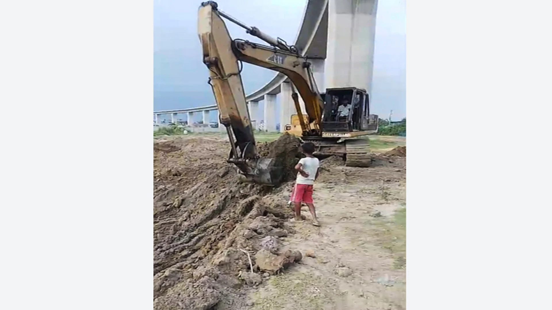 ফতুল্লার পাগলায় পিলারের নিচ থেকে মাটি কাটা বন্ধ করলো জেলা প্রশাসন
