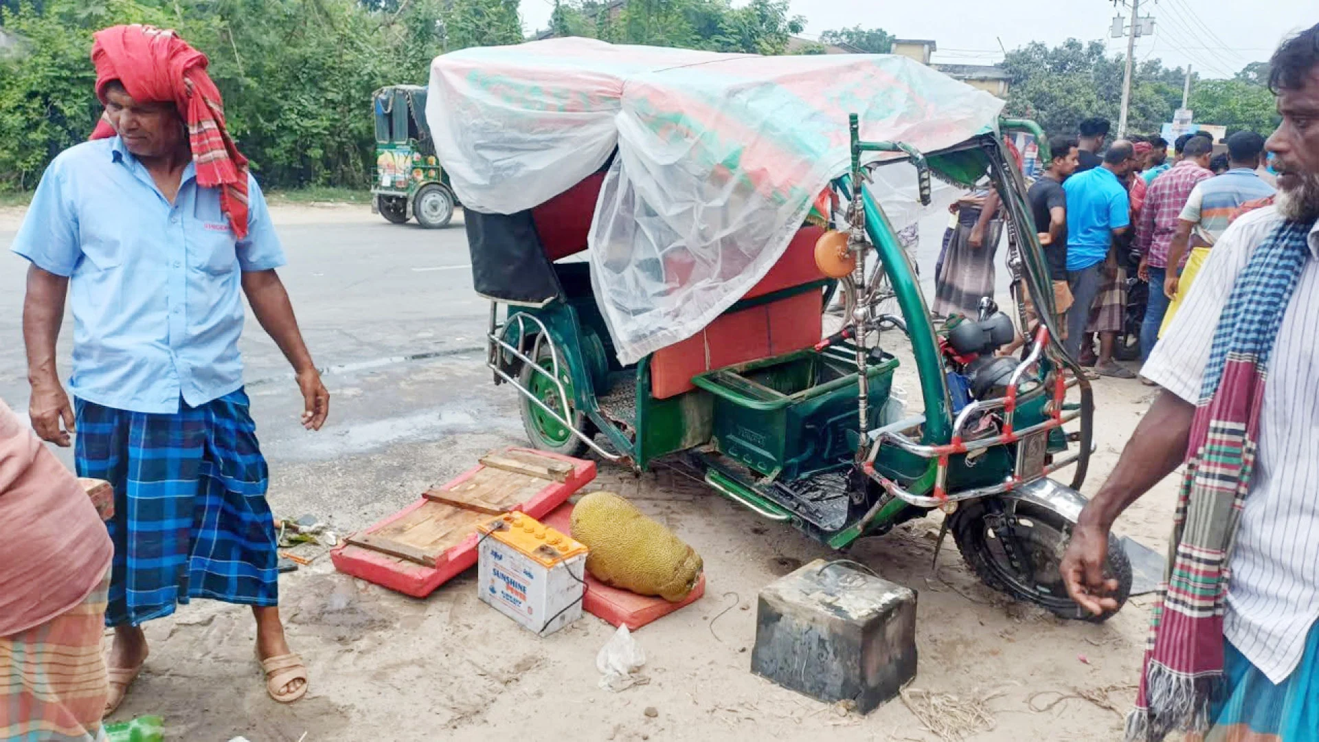 পুঠিয়ায় ট্রাক-অটোরিকশা মুখোমুখি সংঘর্ষে আপন ২ ভাই নিহত