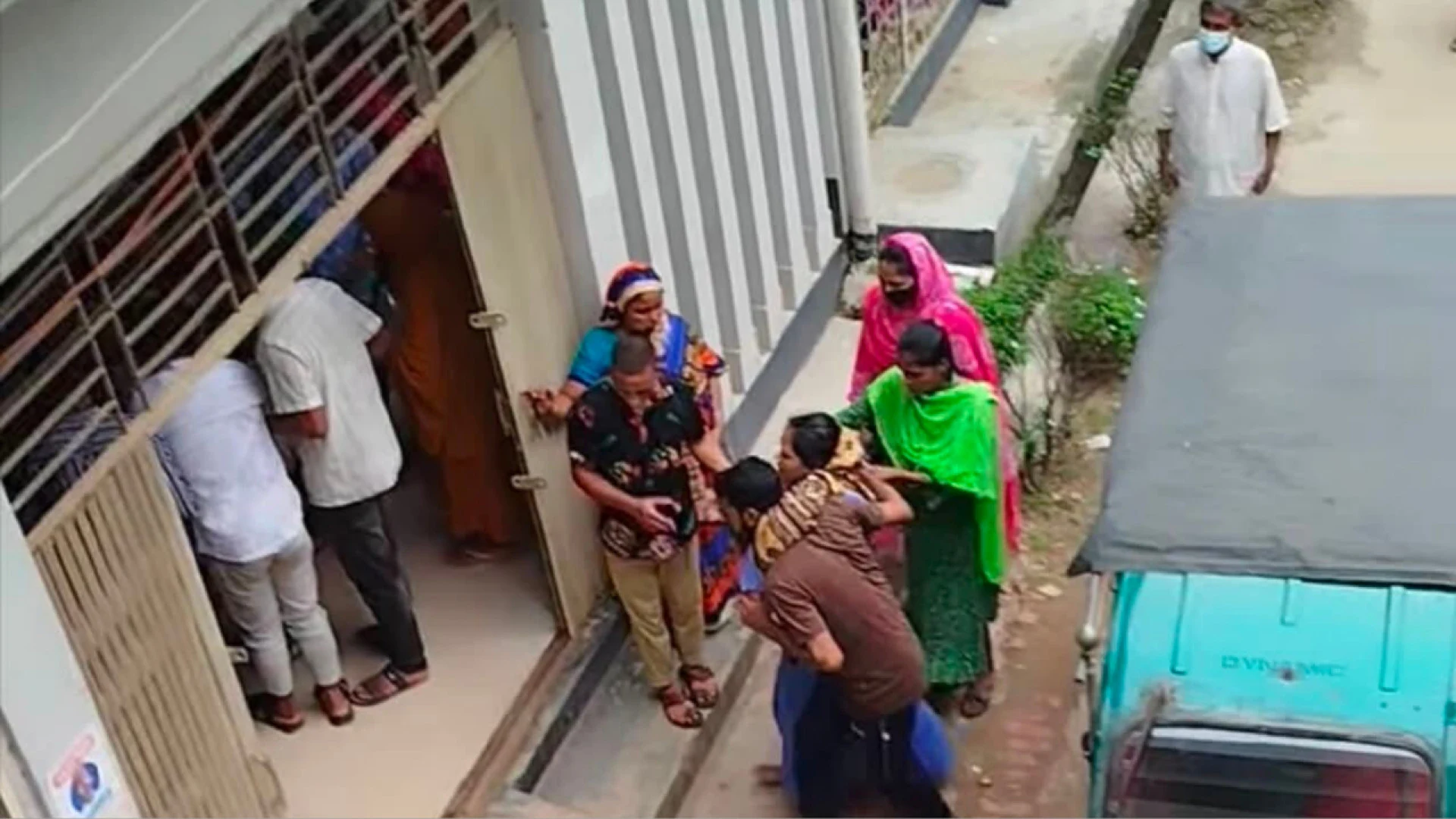 গাজীপুরে পোশাক কারখানায় পানি পান করে দুই শতাধিক শ্রমিক অসুস্থ