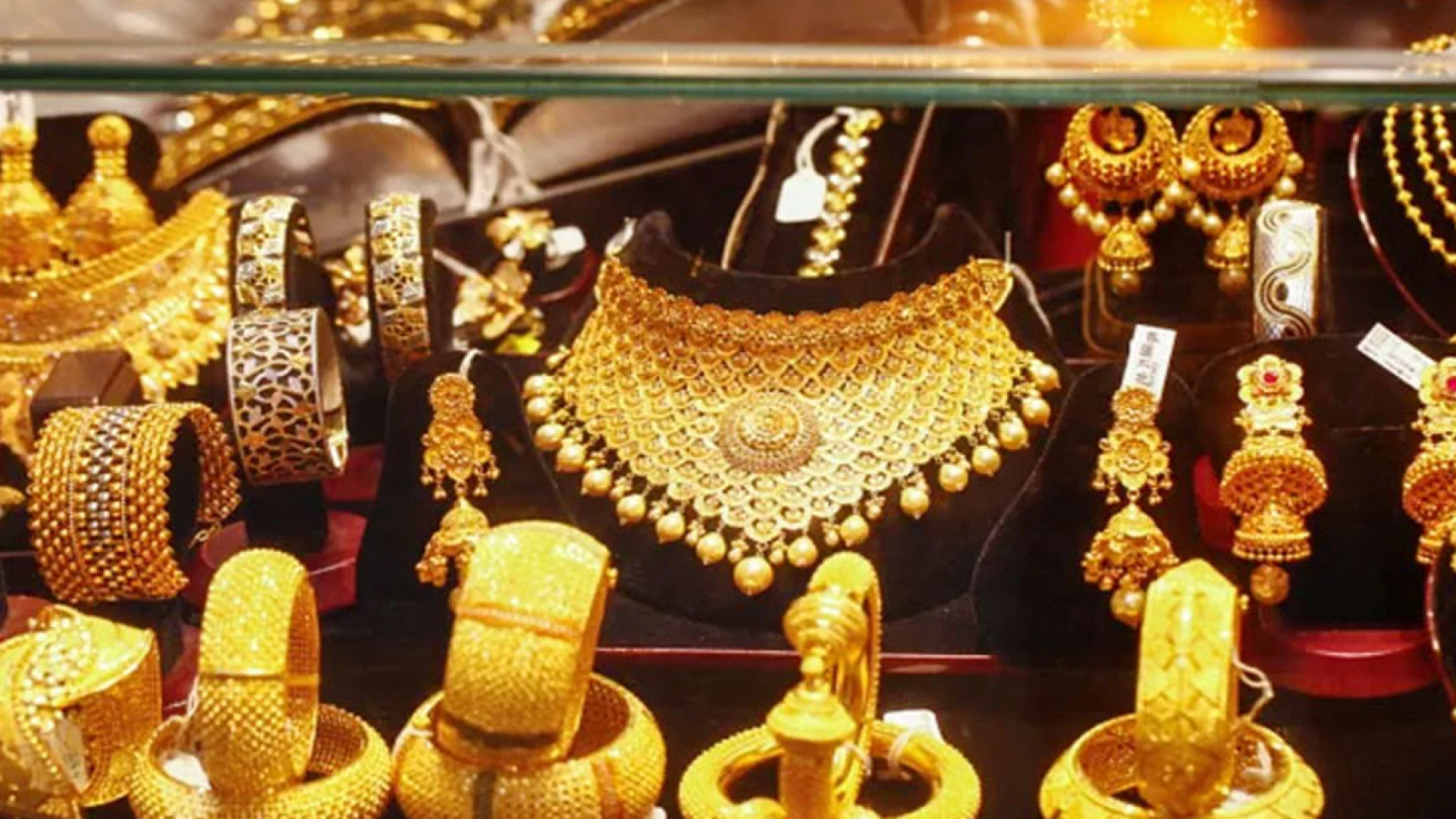 দেশে আরও কমলো স্বর্ণের দাম
