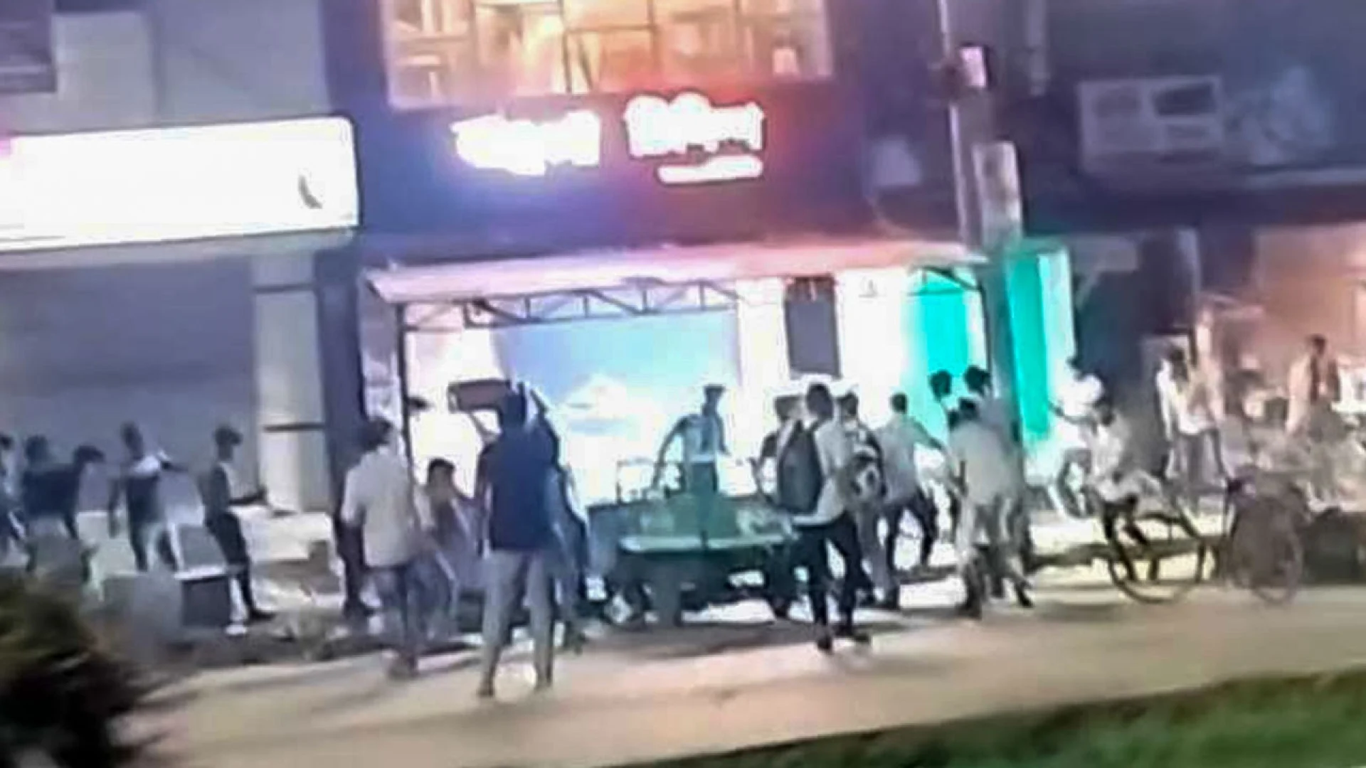 খাবার দিতে দেরি হওয়ায় রেস্তোরাঁয় হামলা–ভাঙচুর, ককটেল বিস্ফোরণে আহত ৩ পুলিশ সদস্য
