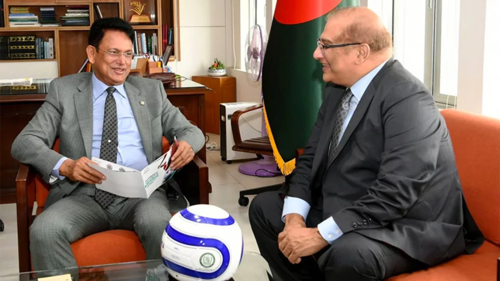 বাংলাদেশের স্কুলে বিতরণের জন্য ১ হাজার ফুটবল উপহার দিলো পাকিস্তান
