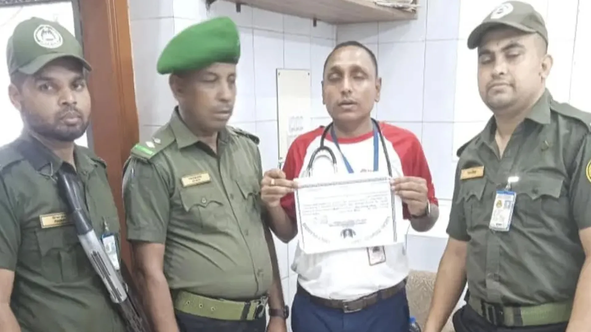 ঢামেক হাসপাতালের বহির্বিভাগে ফের ভুয়া চিকিৎসক আটক