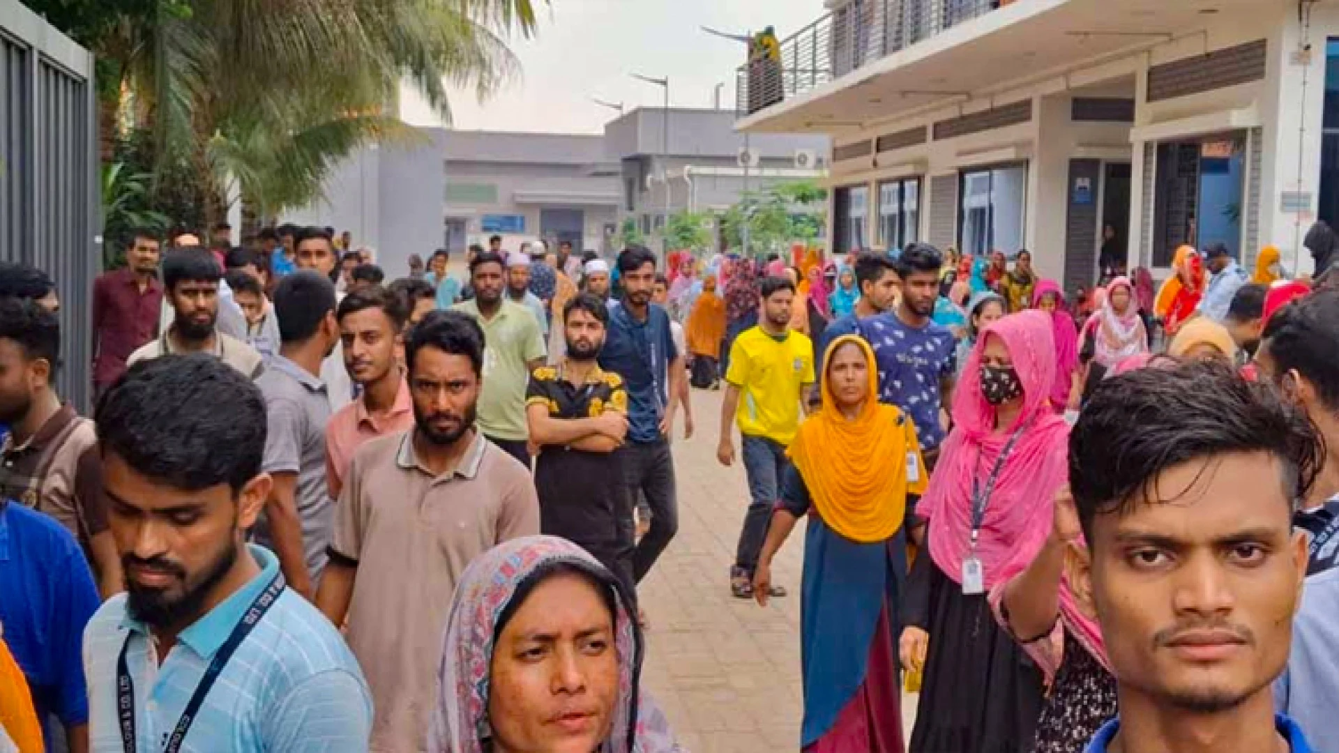 কারখানায় কর্মরত অবস্থায় নারী শ্রমিকের মৃত্যু, শ্রমিকদের সড়ক অবরোধ