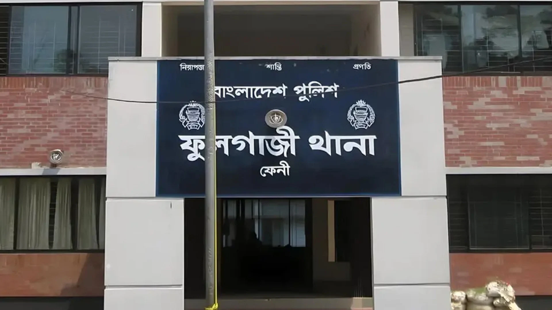 ফেনীতে টিনের চাল কেটে ঘরে ঢুকে প্রবাসীর স্ত্রীকে হত্যা