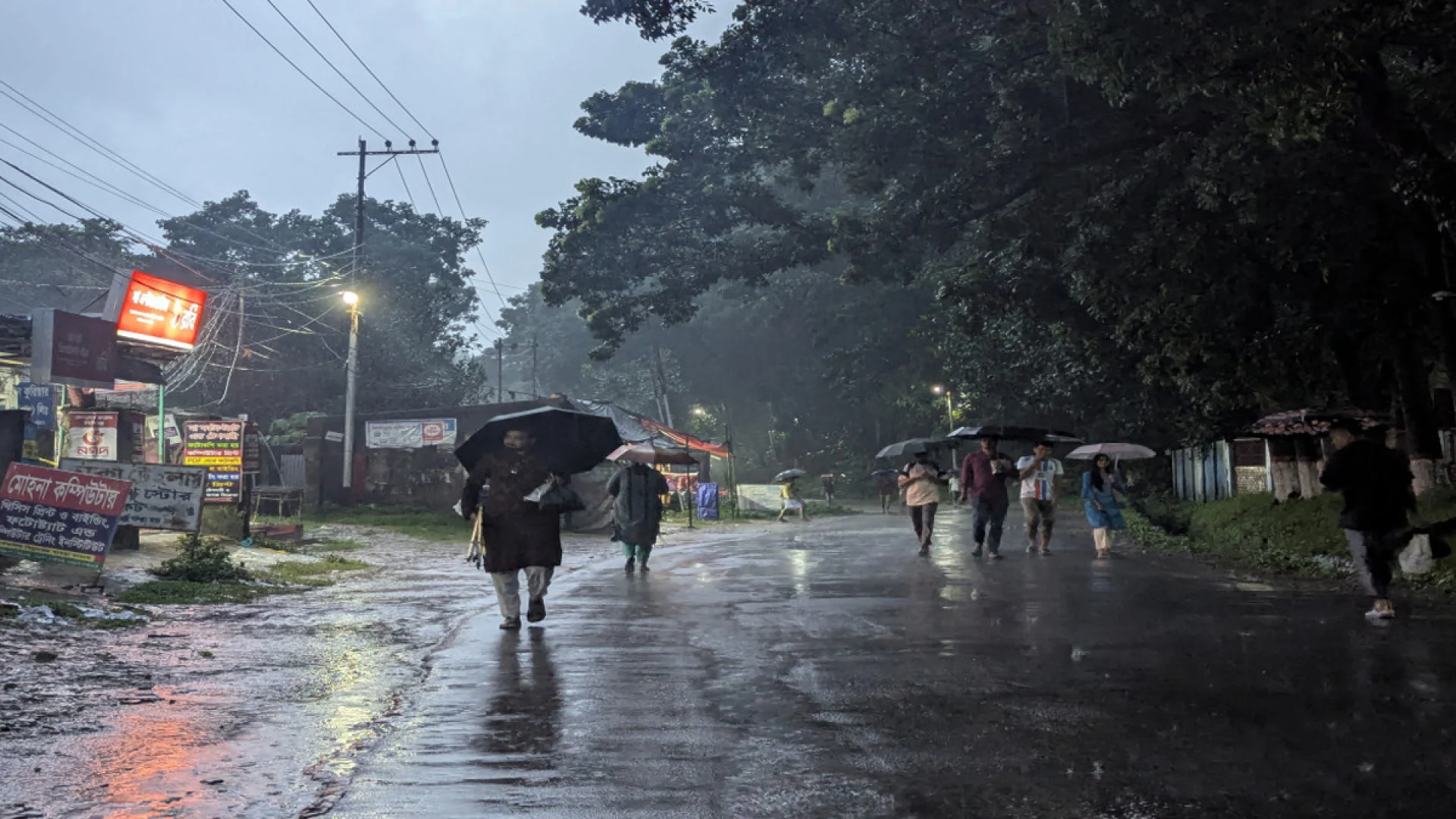 ১২ জেলায় বজ্রসহ বৃষ্টির পূর্বাভাস, কমতে পারে ঢাকার  তাপমাত্রা