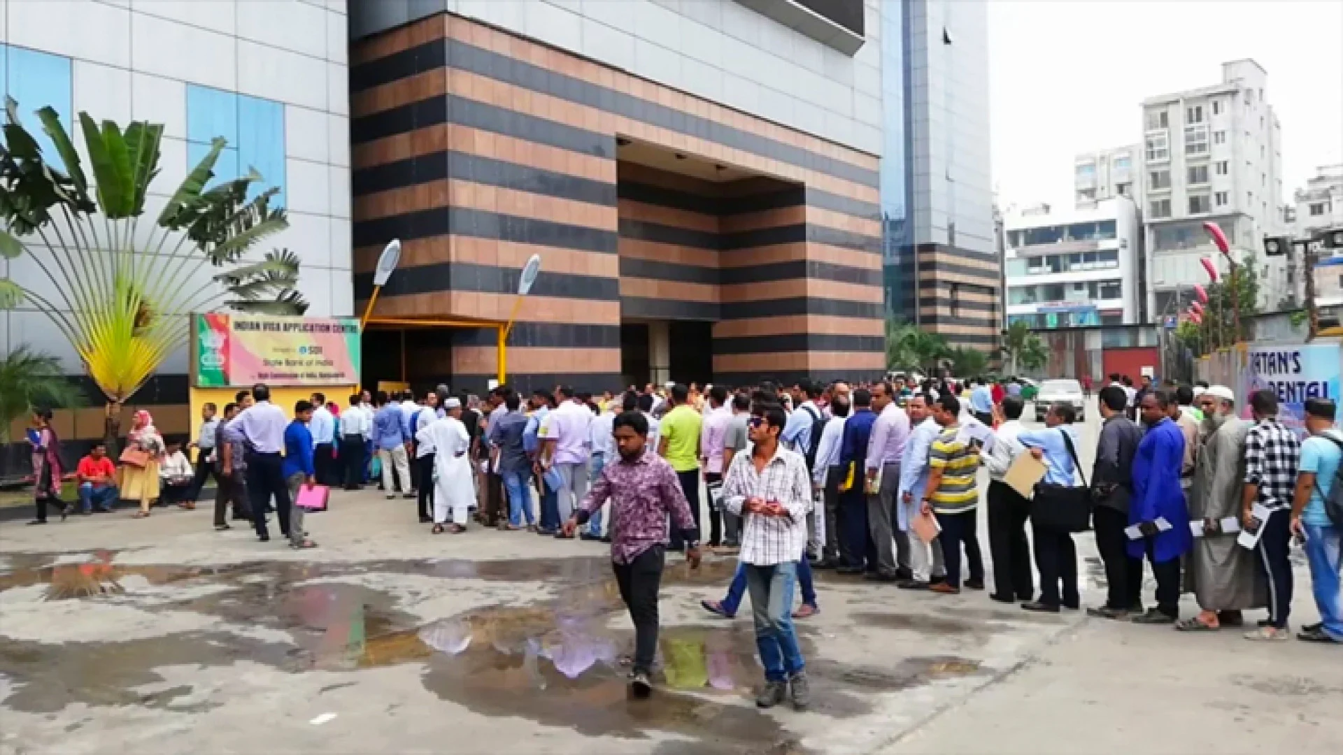 ভারতীয় ভিসা আবেদন জমার শুরুর দিনে দীর্ঘ লাইন