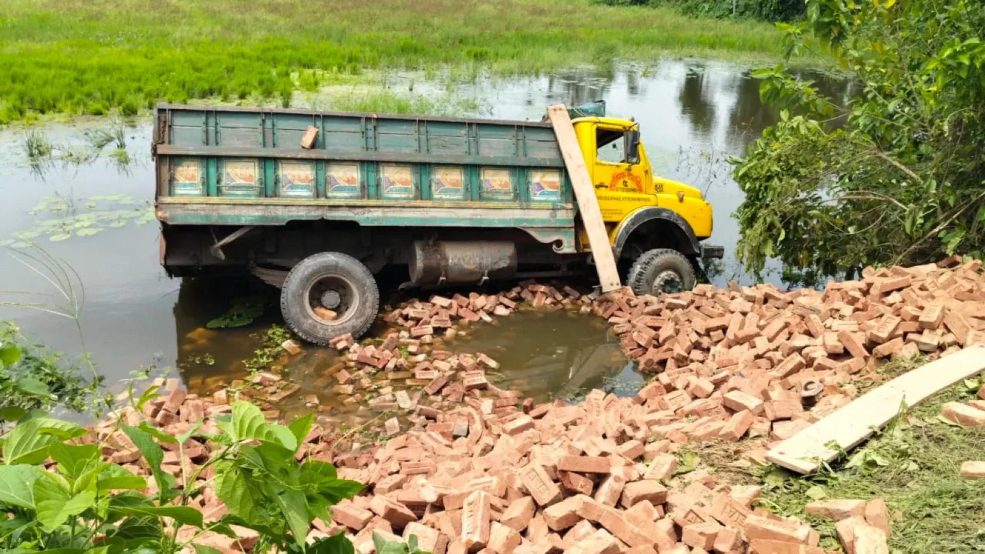 ব্রাহ্মণবাড়িয়ায় ইটবোঝাই ট্রাক খাদে পড়ে ২ শ্রমিক নিহত
