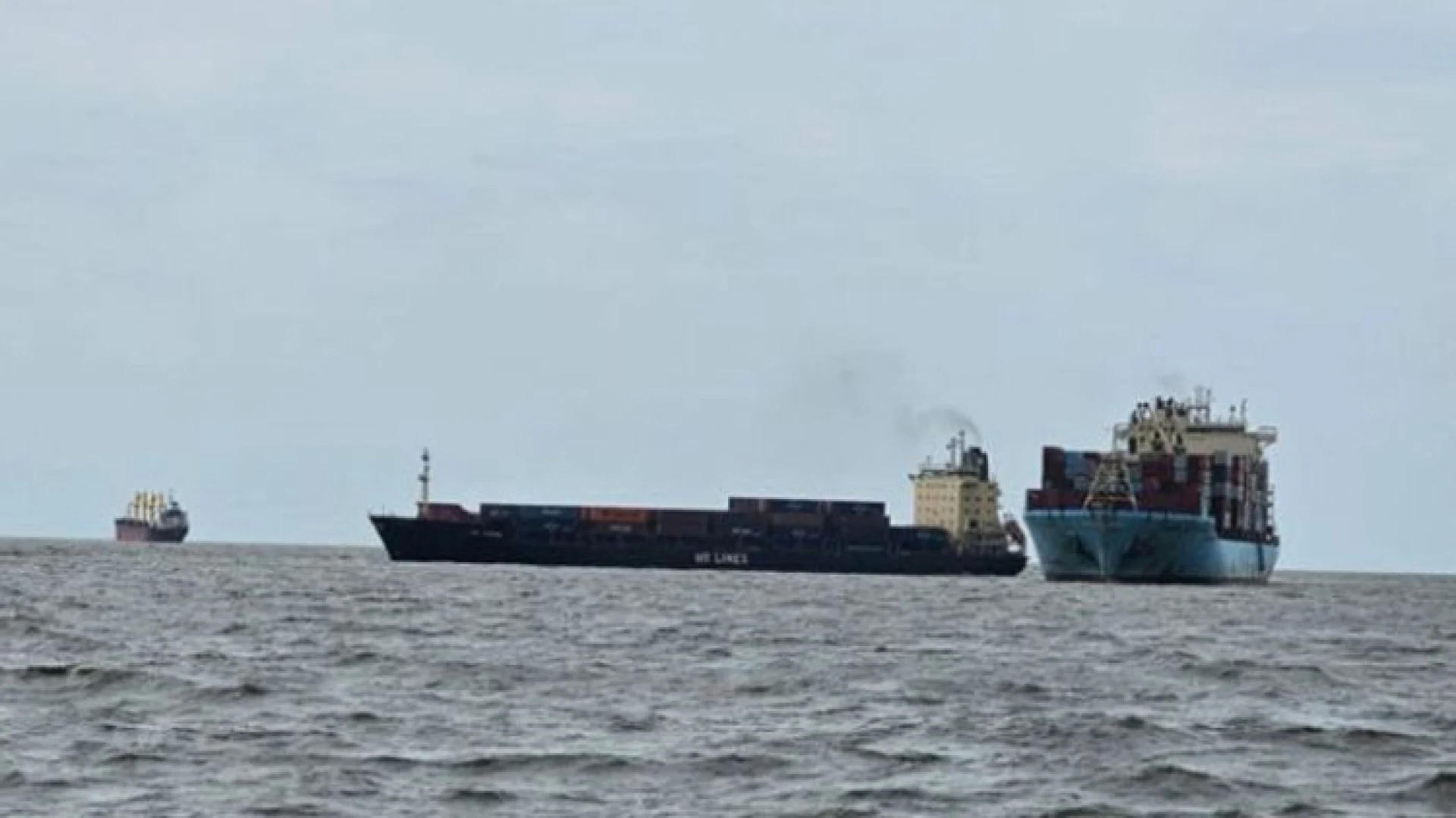 কর্ণফুলীতে ডুবল পাথরবোঝাই লাইটার জাহাজ, নাবিকদের উদ্ধার