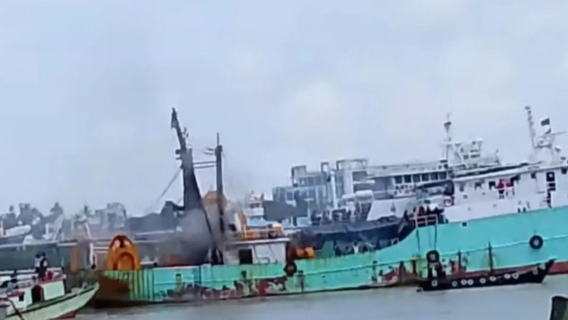 কর্ণফুলী নদীতে ফিশিং ট্রলারে বিস্ফোরণে অগ্নিকাণ্ড, দগ্ধ ৬