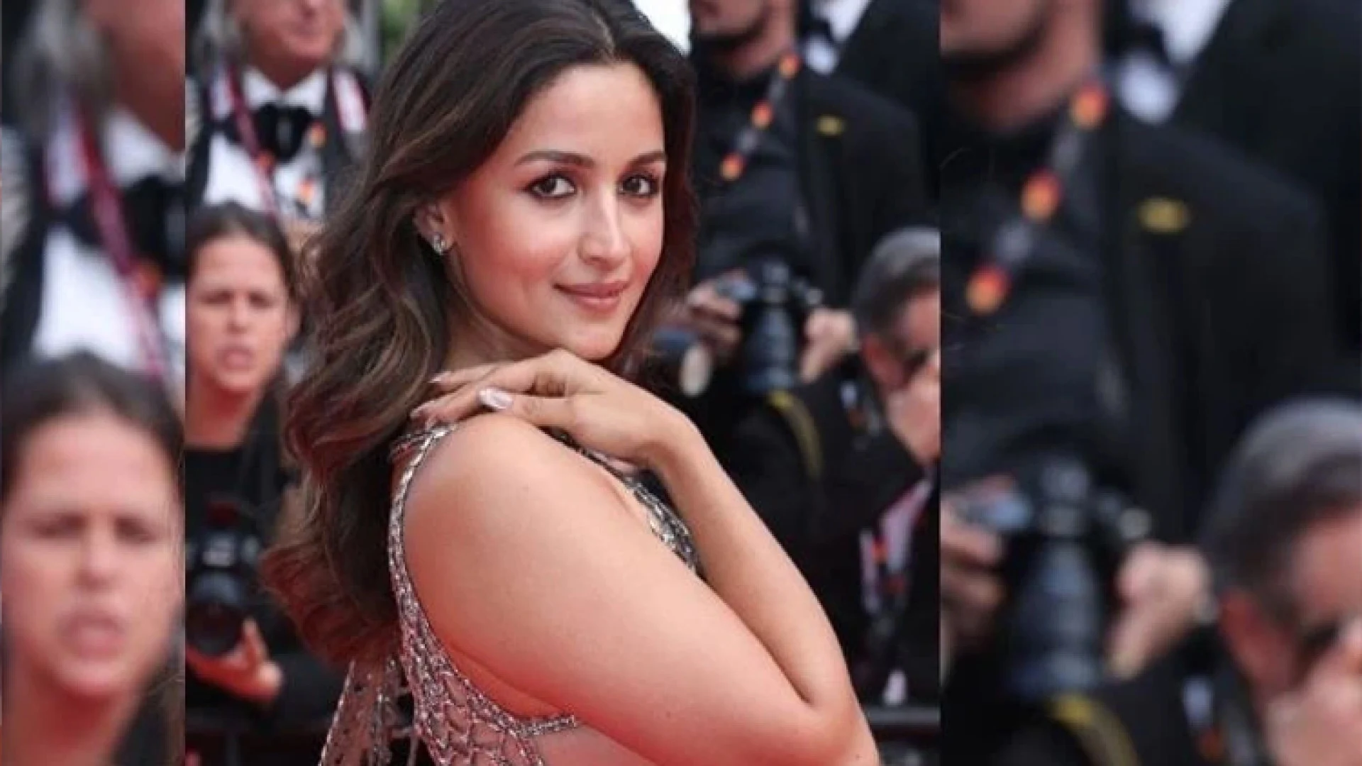 দীপিকা-ক্যাটরিনাকেও ছাড়িয়ে গেলেন আলিয়া ভাট