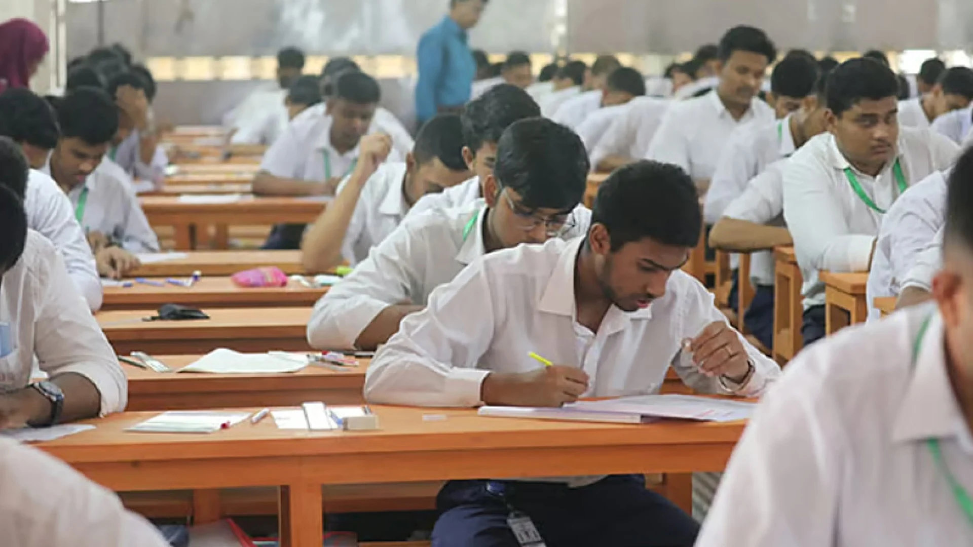 প্রথম দিনে এইচএসসি ও সমমান পরীক্ষায় অনুপস্থিত ২৪৭৮৪ শিক্ষার্থী, বহিষ্কার ৭