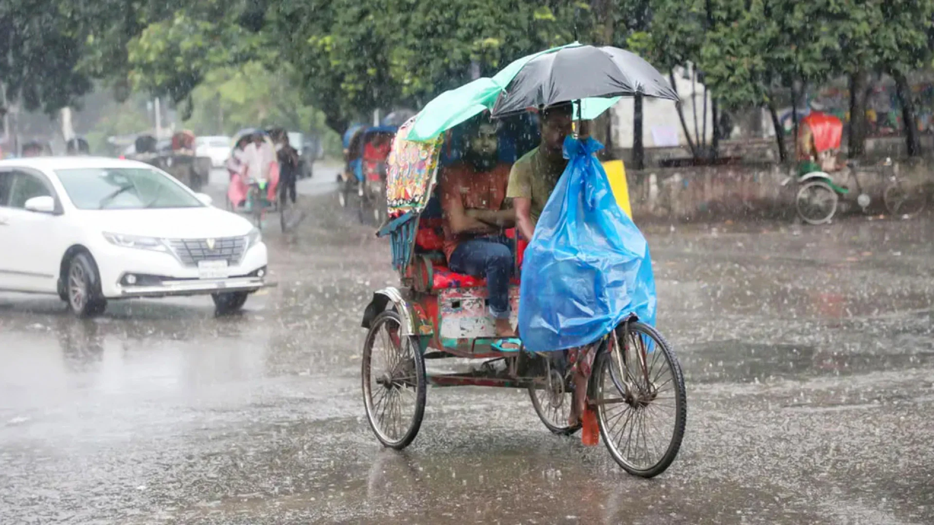 ঢাকাসহ বিভিন্ন এলাকায় বৃষ্টির সম্ভাবনা, নদীবন্দরে সতর্কসংকেত