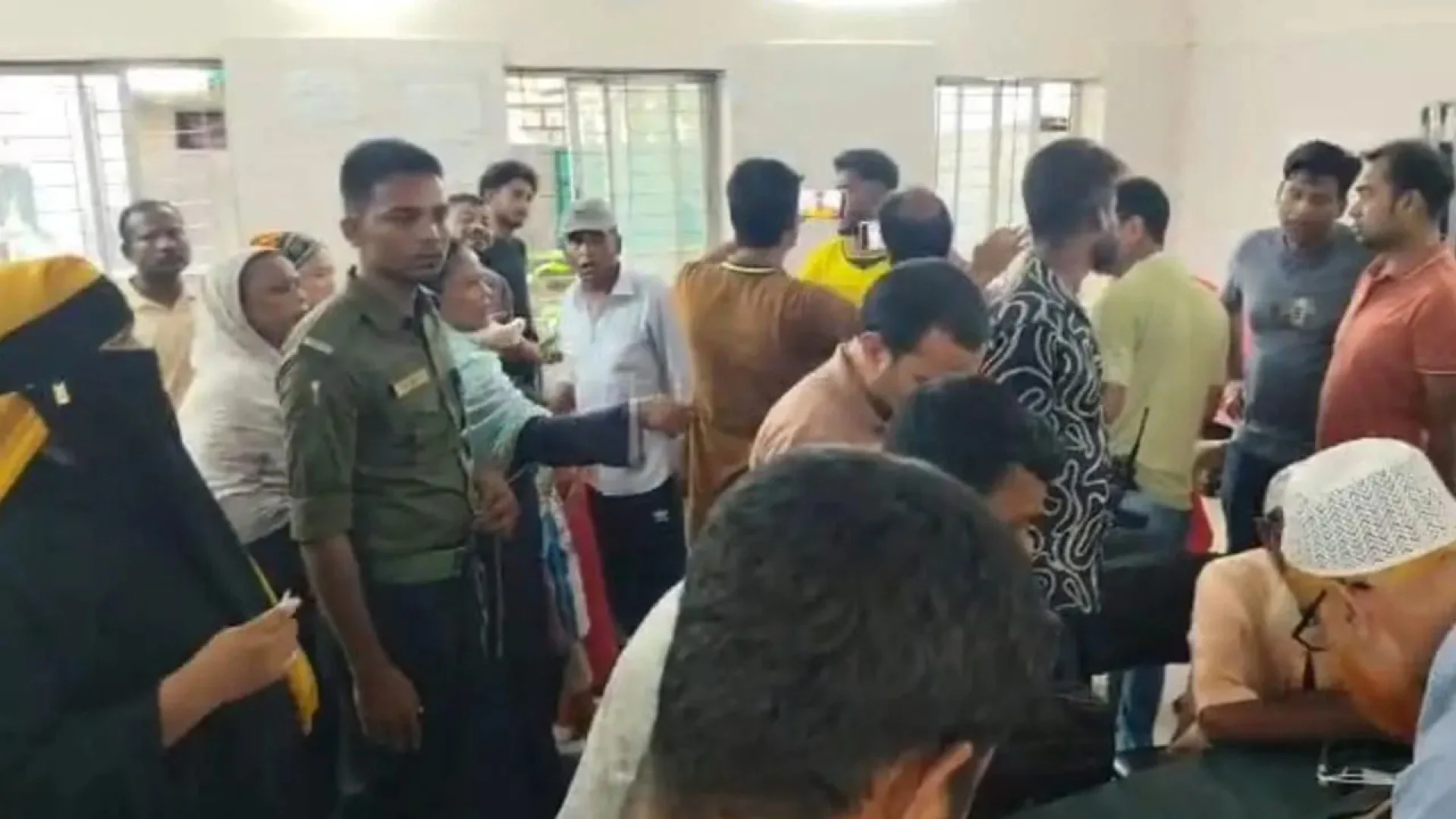 সোনারগাঁয়ে আসামি ধরতে গিয়ে তিন পুলিশ সদস্যসহ চারজনকে কুপিয়ে জখম  