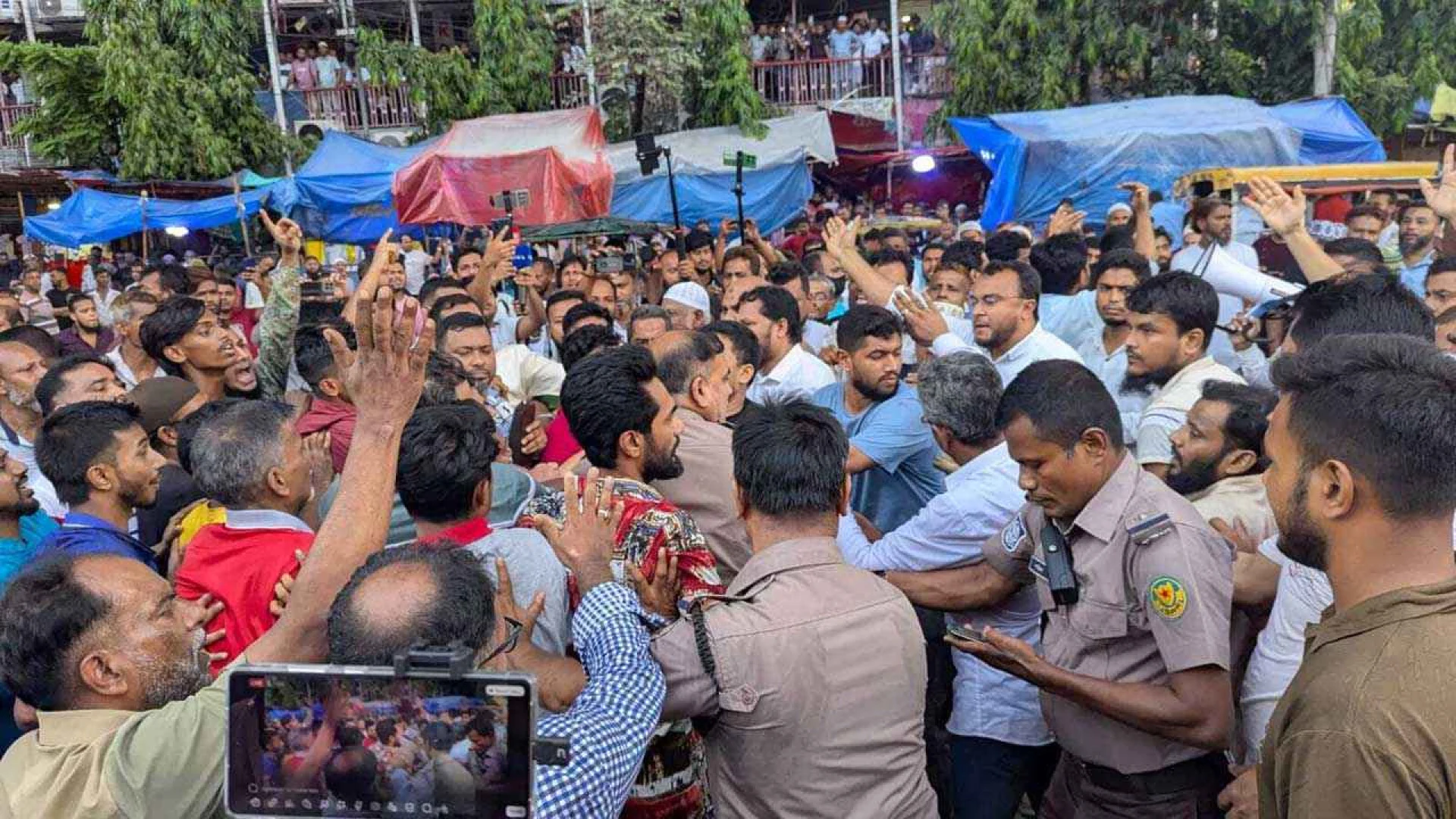 গুলিস্তানে জামায়াতের মিছিলে হামলা, বিএনপির বিরুদ্ধে বিক্ষোভ