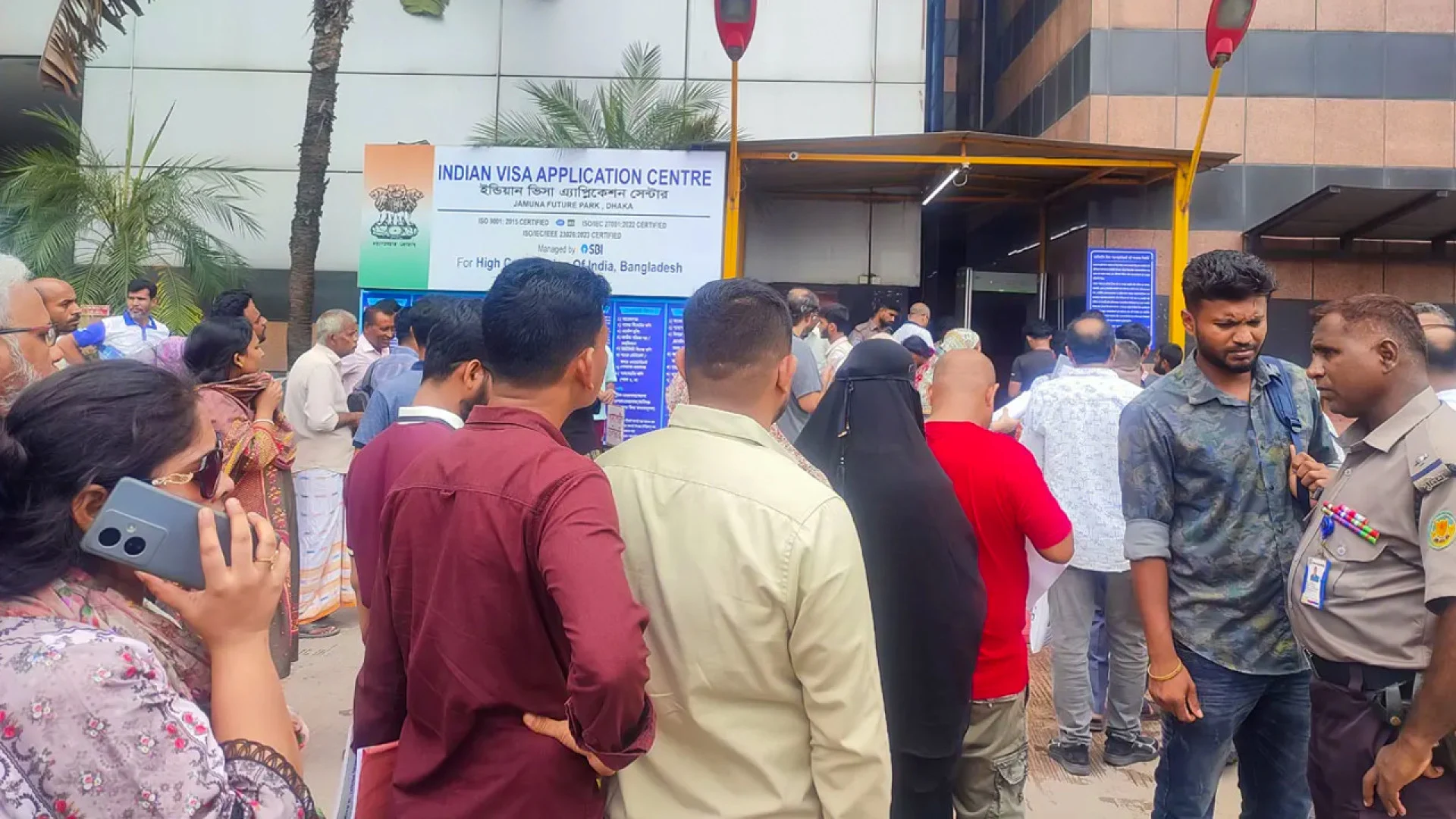 ভারতীয় ভিসাকেন্দ্রে ‘স্লট’ নিয়ে ভোগান্তি, যমুনা ফিউচার পার্কে দীর্ঘ সারি