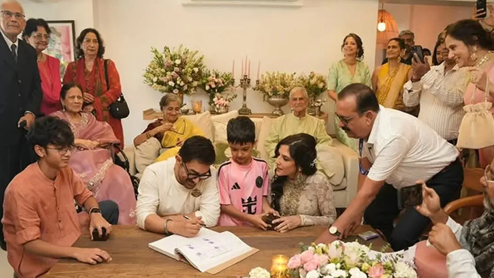 প্রেমিকা গৌরি স্প্রাটের সঙ্গে বিবাহবন্ধনে  আমির