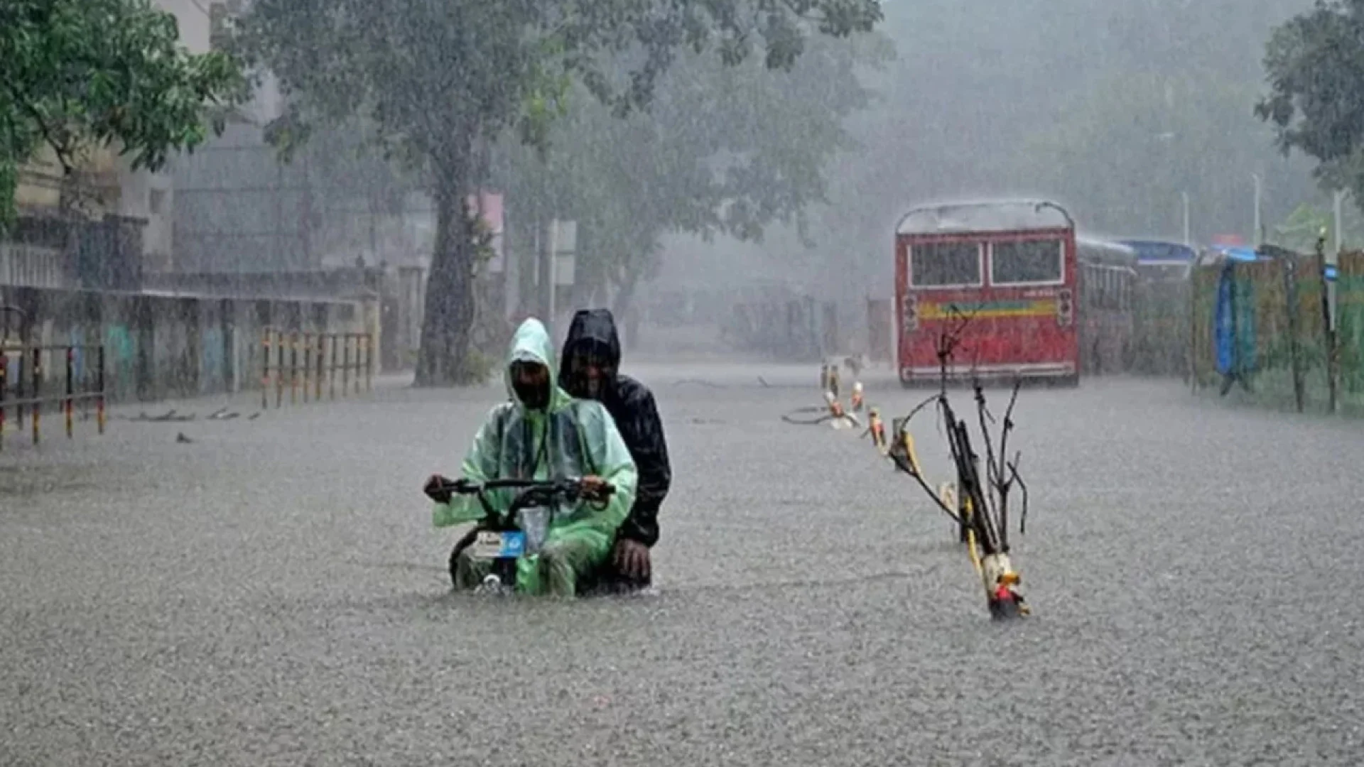 টানা বৃষ্টিতে বিপর্যস্ত মুম্বাই, জারি ‘রেড অ্যালার্ট’