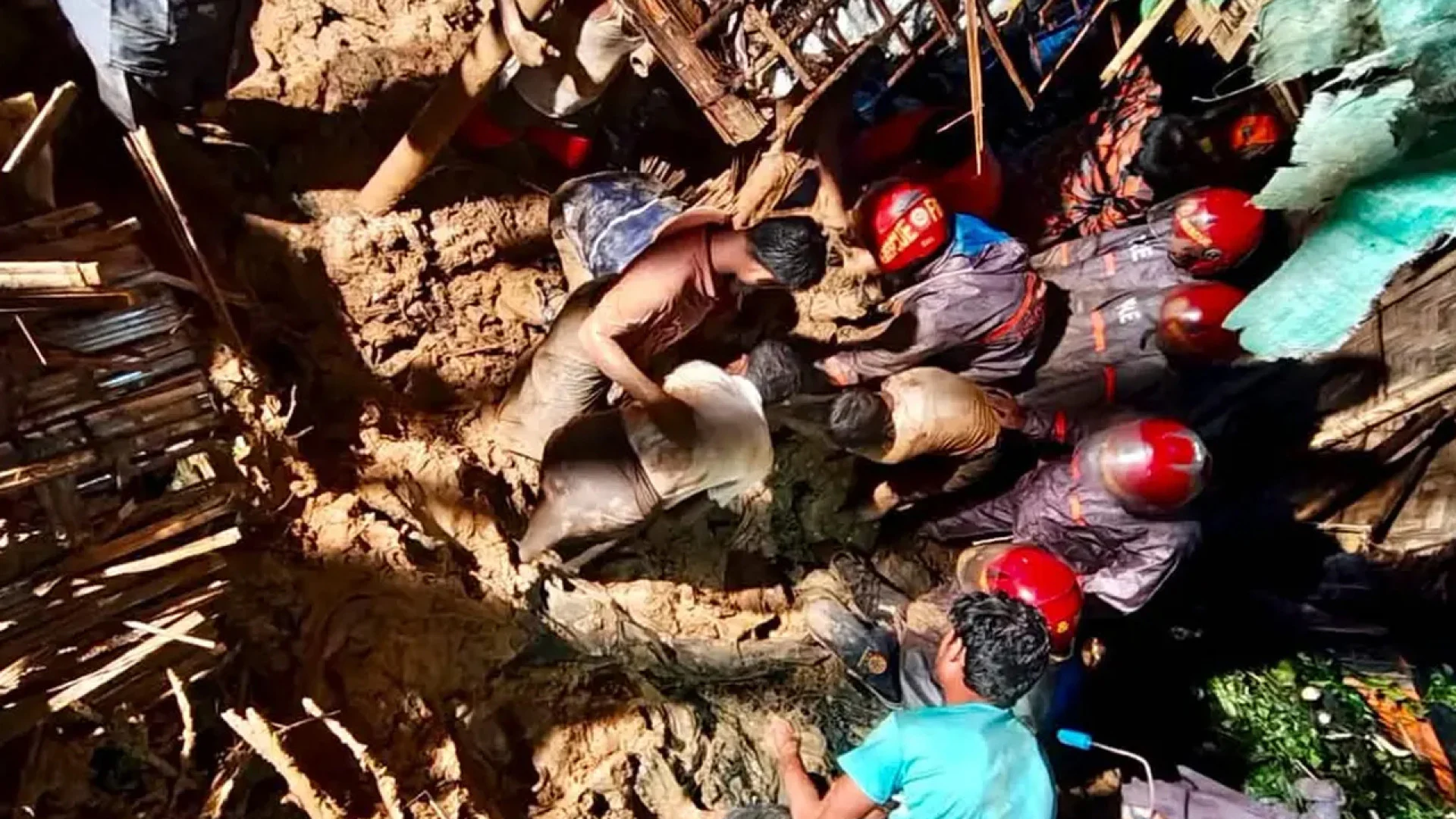ভারী বৃষ্টির কারণে কক্সবাজারে পাহাড়ধসে মৃতের সংখ্যা বেড়ে ৯