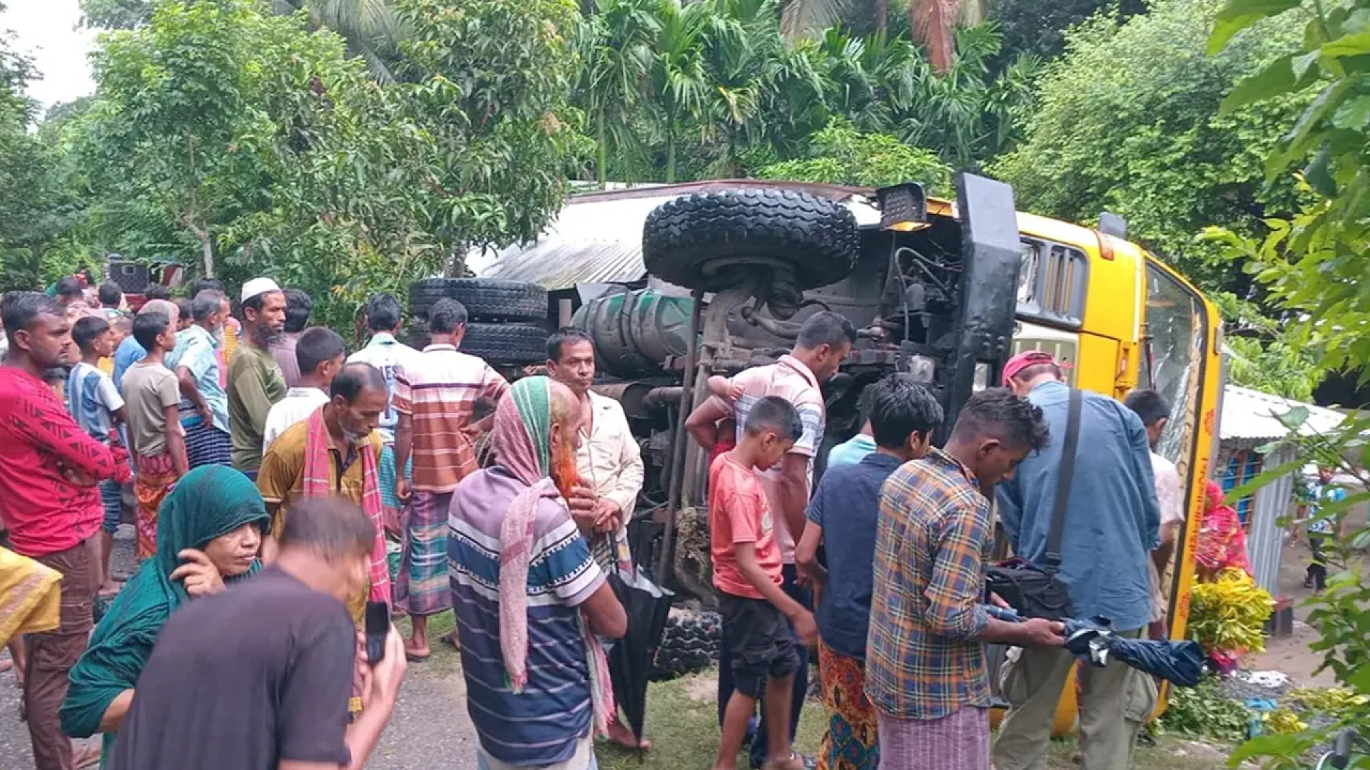 নড়াইলে ঘরের ওপর উল্টে পড়ল পাথরবোঝাই ট্রাক, স্কুলছাত্রী নিহত