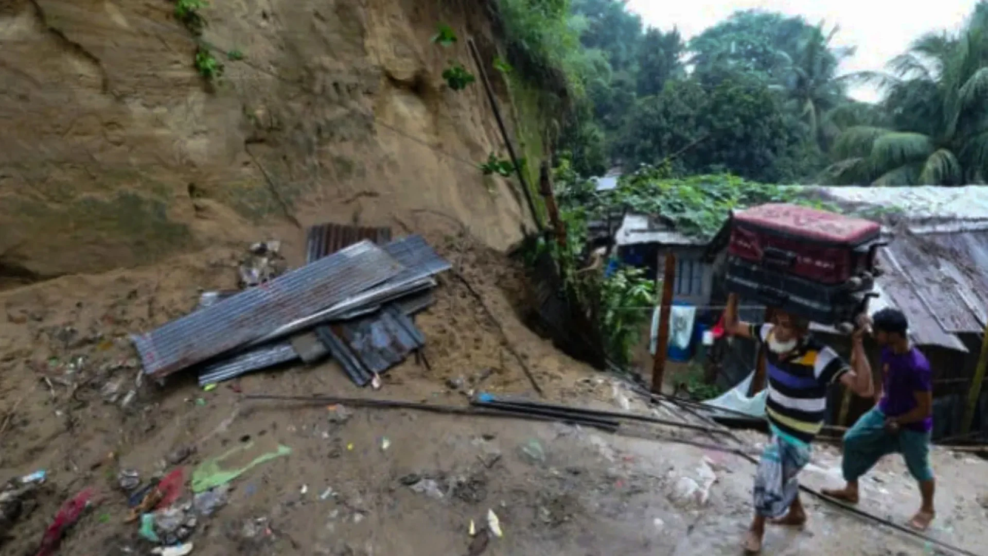 টানা বৃষ্টিতে চট্টগ্রামে পাহাড়ধসের শঙ্কা, ঝুঁকিপূর্ণ বাসিন্দাদের সরাতে মাইকিং