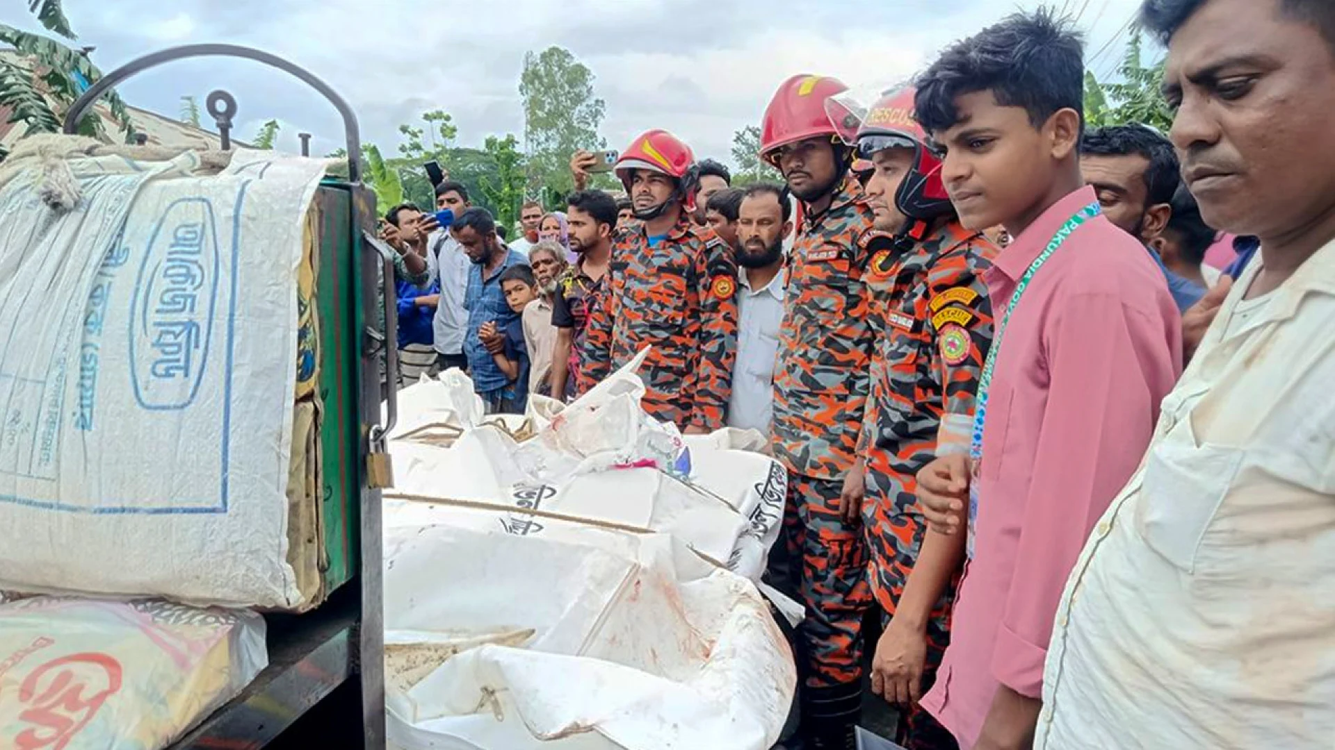 পাকুন্দিয়ায় বাস-পিকআপের মুখোমুখি সংঘর্ষে নিহত ৩