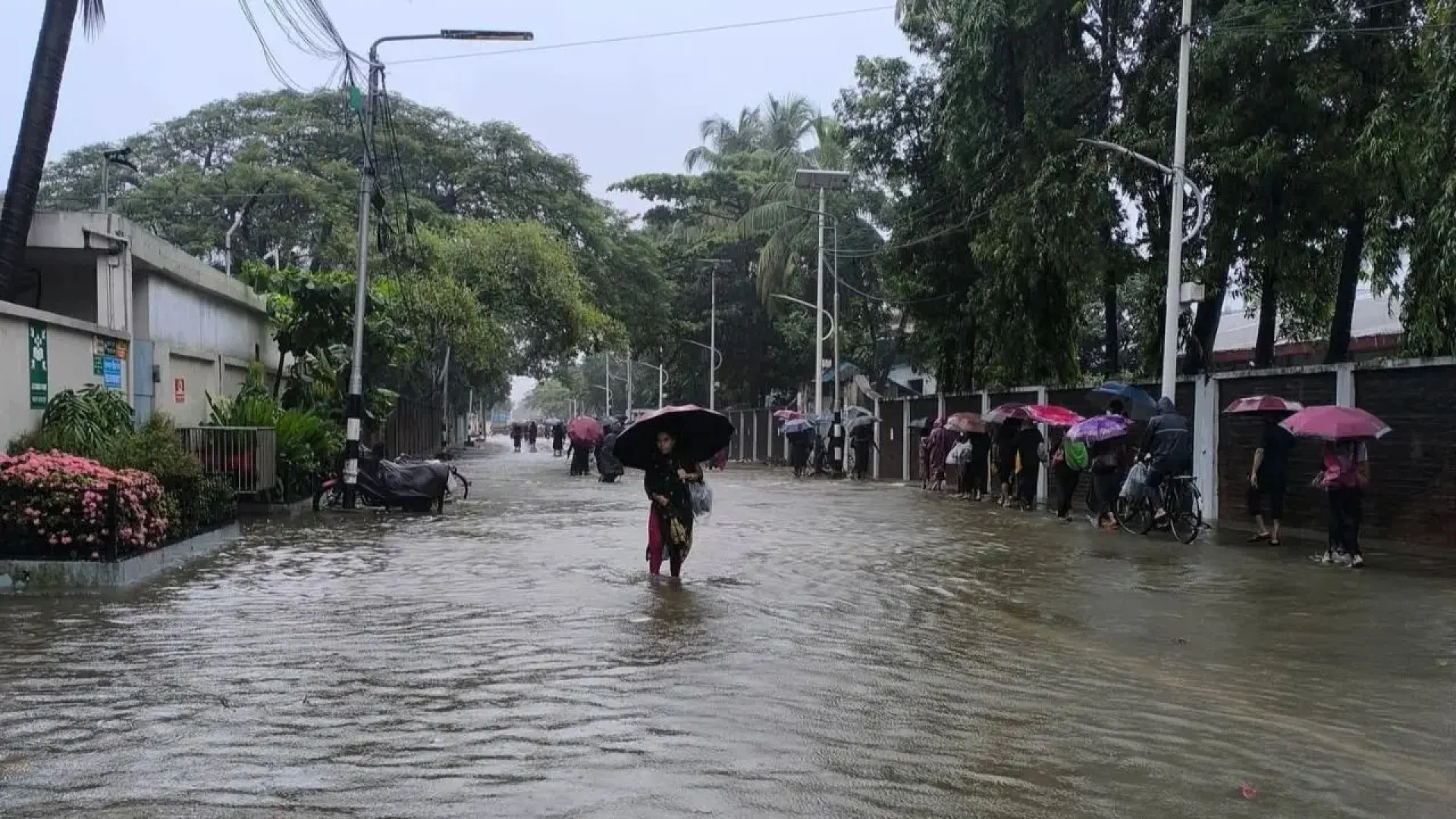 টানা বৃষ্টিতে জলাবদ্ধ চট্টগ্রাম নগরী, দুর্ভোগে নগরবাসী