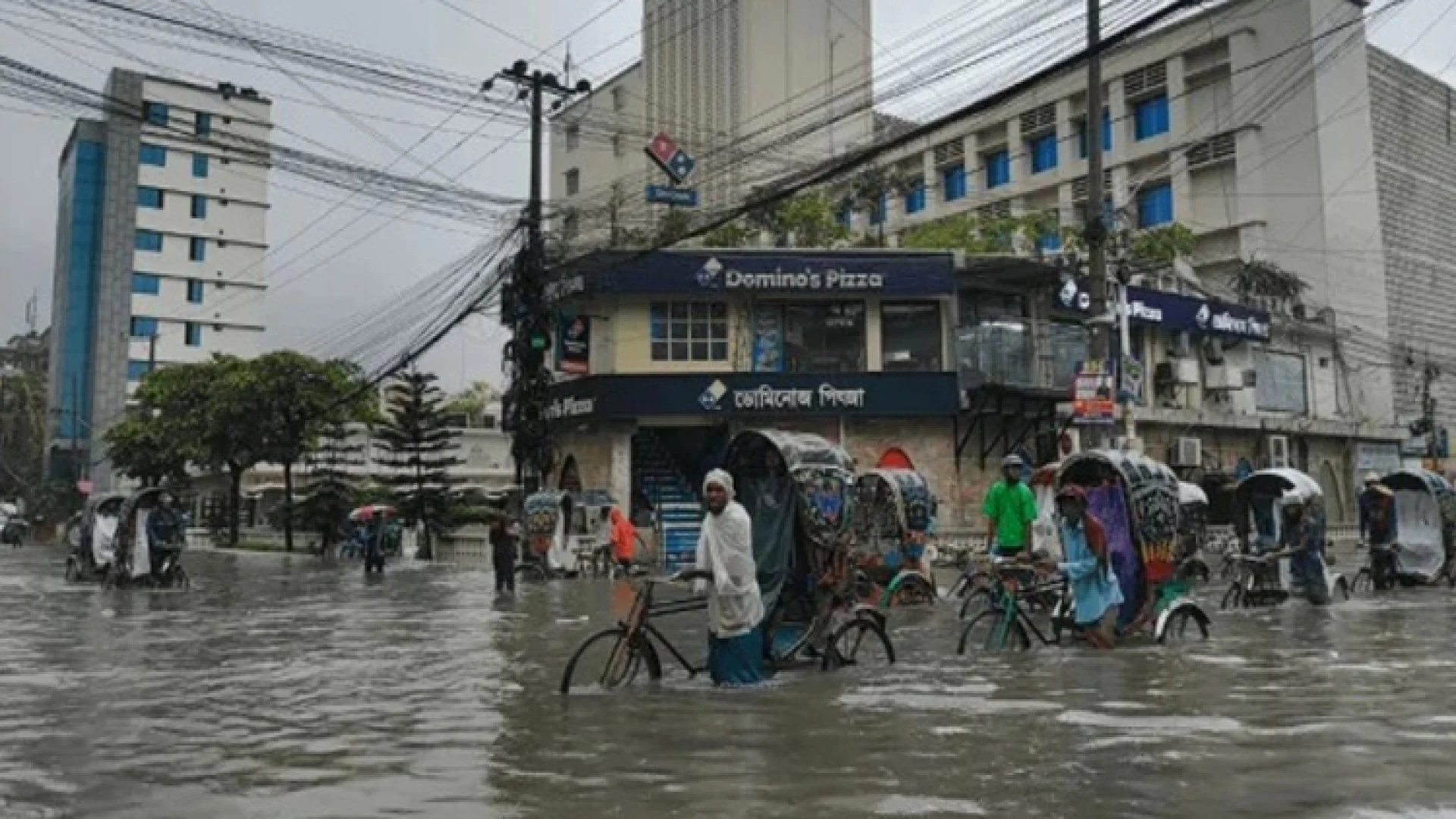  ভারী বর্ষণে জলমগ্ন হয়ে পড়েছে চট্টগ্রাম নগরী, দুর্ভোগে নগরবাসী