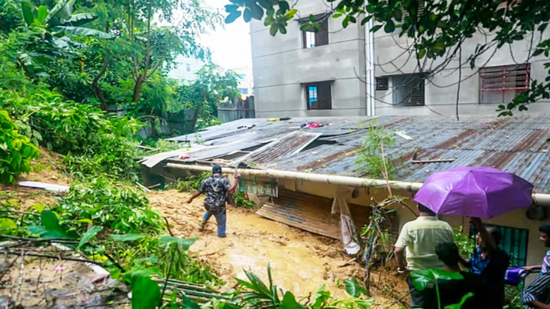 চট্টগ্রামে পাহাড় ধসে ২ শিশুর মৃত্যু