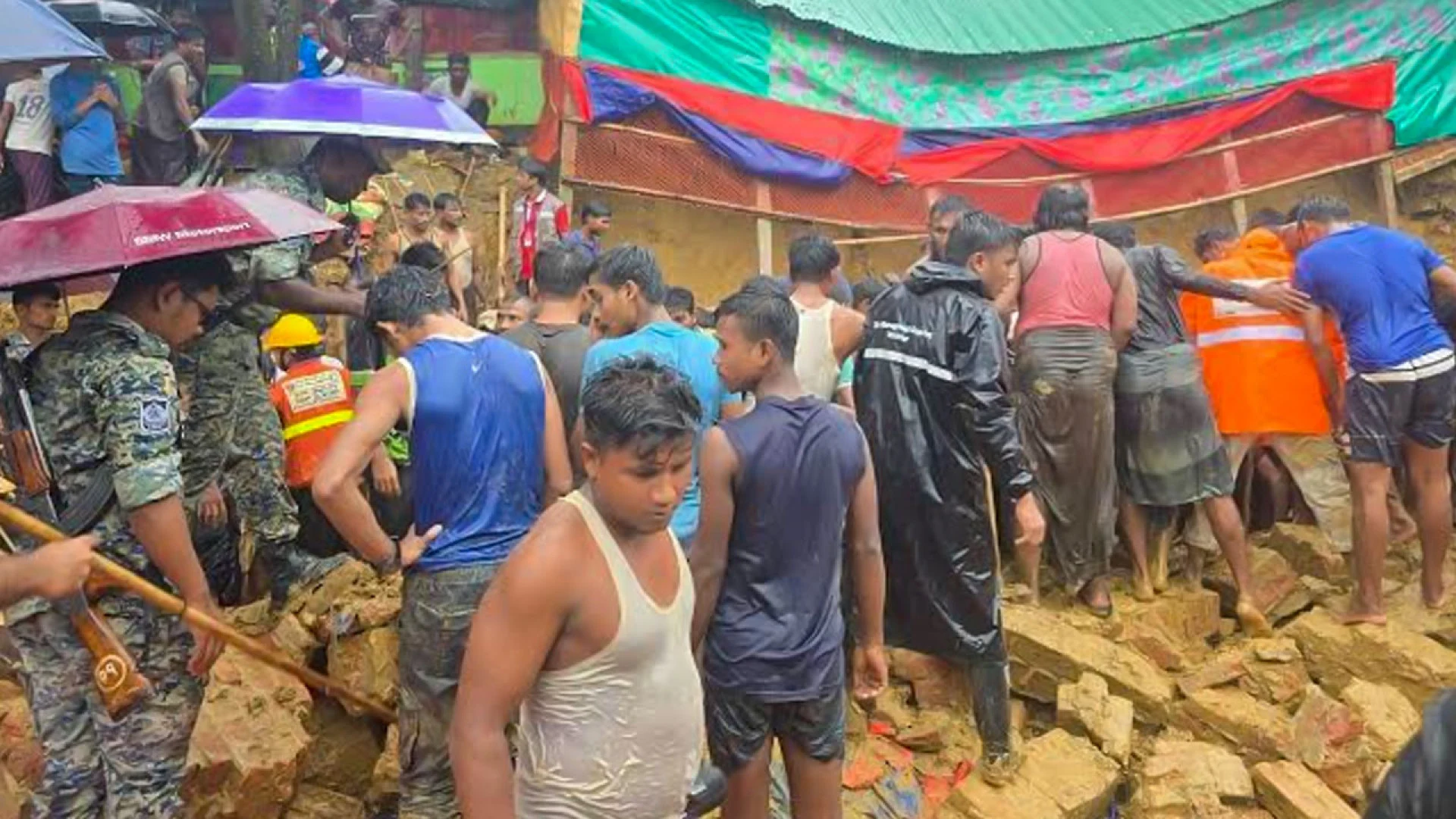 উখিয়ার রোহিঙ্গা ক্যাম্পে পাহাড়ধস: মাদ্রাসার ৮ শিক্ষার্থীর মৃত্যু, আহত ১৪