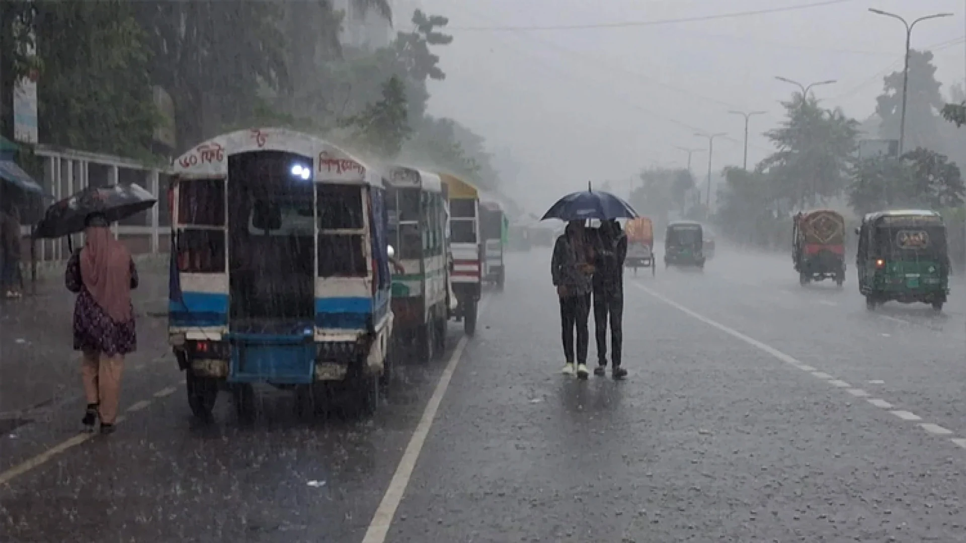 রাজধানীতে টানা বৃষ্টি, চরম ভোগান্তিতে নগরবাসী