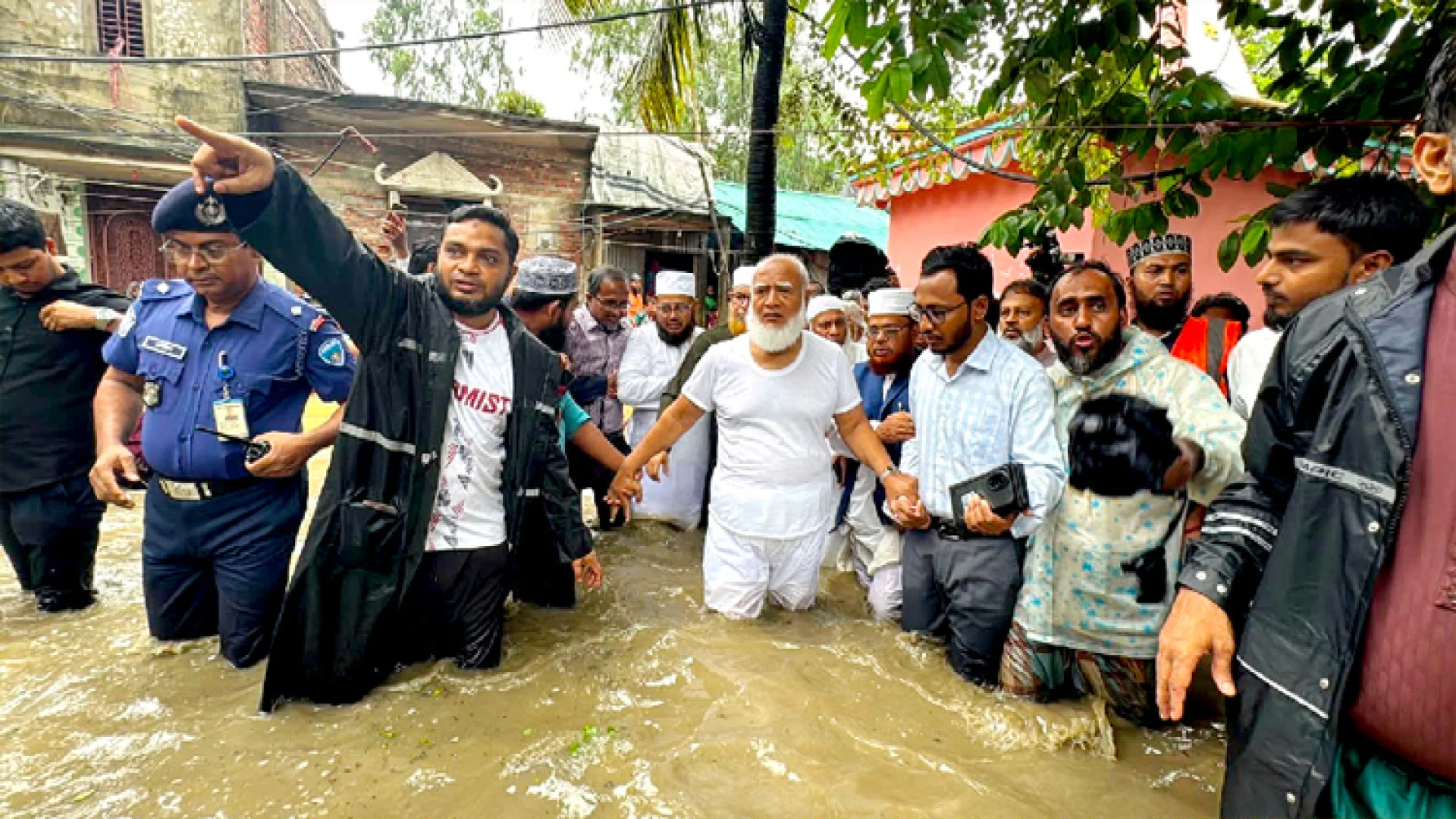 বন্যাকবলিত বাঁশখালী পরিদর্শনে জামায়াত আমির, দুর্গতদের মধ্যে ত্রাণ বিতরণ