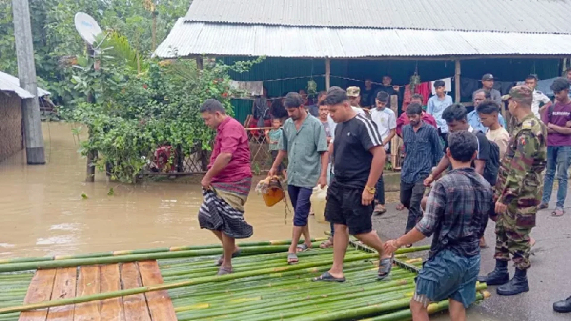 তিন দিন পর সেনাবাহিনীর সহায়তায় সাজেক ছাড়লেন আটকে পড়া সব পর্যটক