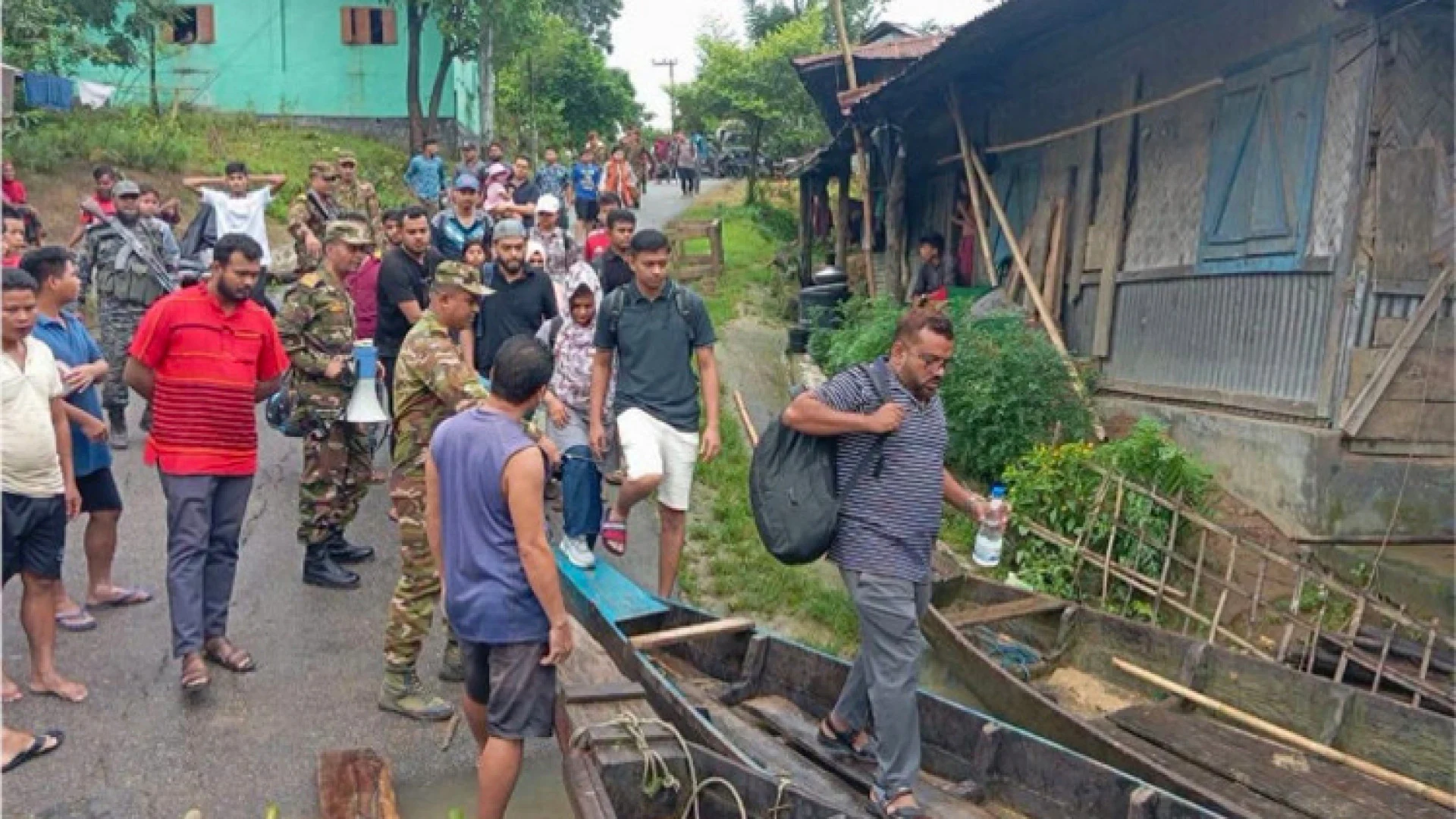 পার্বত্য চট্টগ্রামে বন্যা ও পাহাড়ধস মোকাবিলায় সেনাবাহিনীর উদ্ধার-ত্রাণ কার্যক্রম অব্যাহত