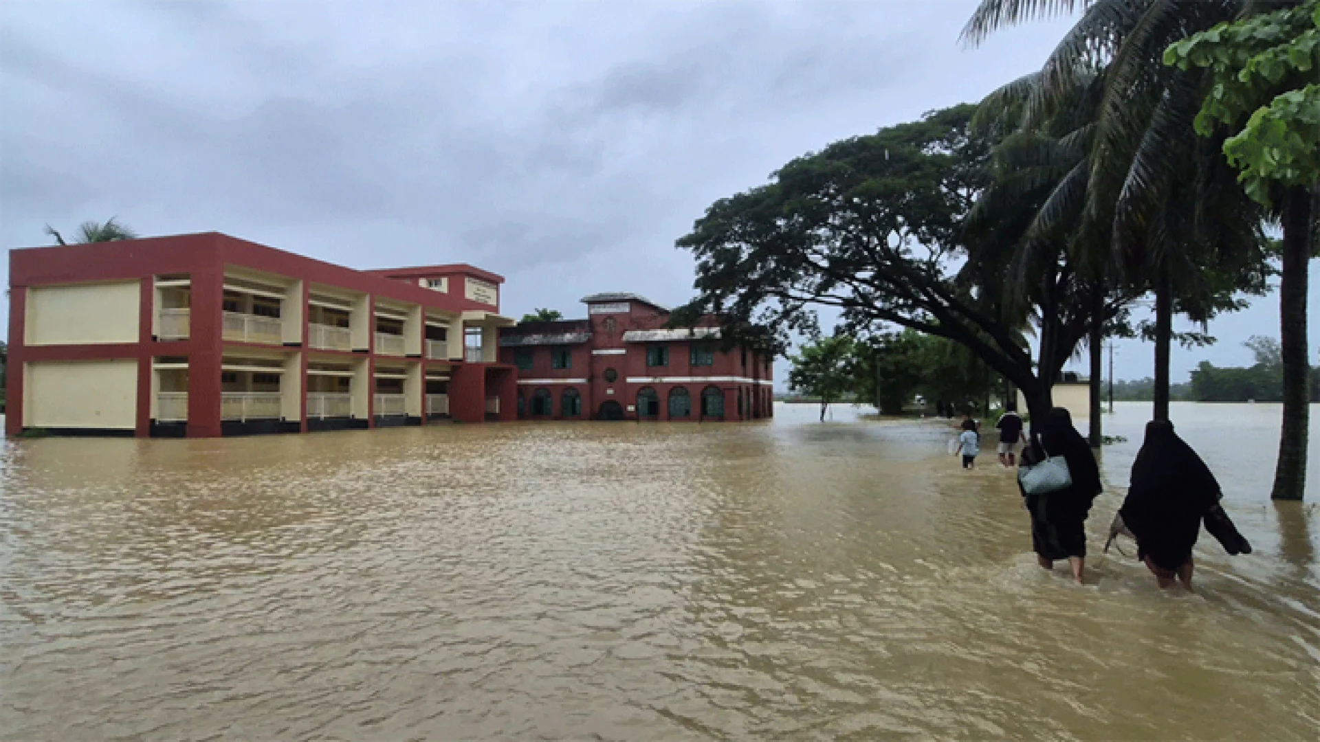 বন্যা ও পাহাড়ধসে কক্সবাজারে ২৬ প্রাণহানি, পানিবন্দি লাখো মানুষ