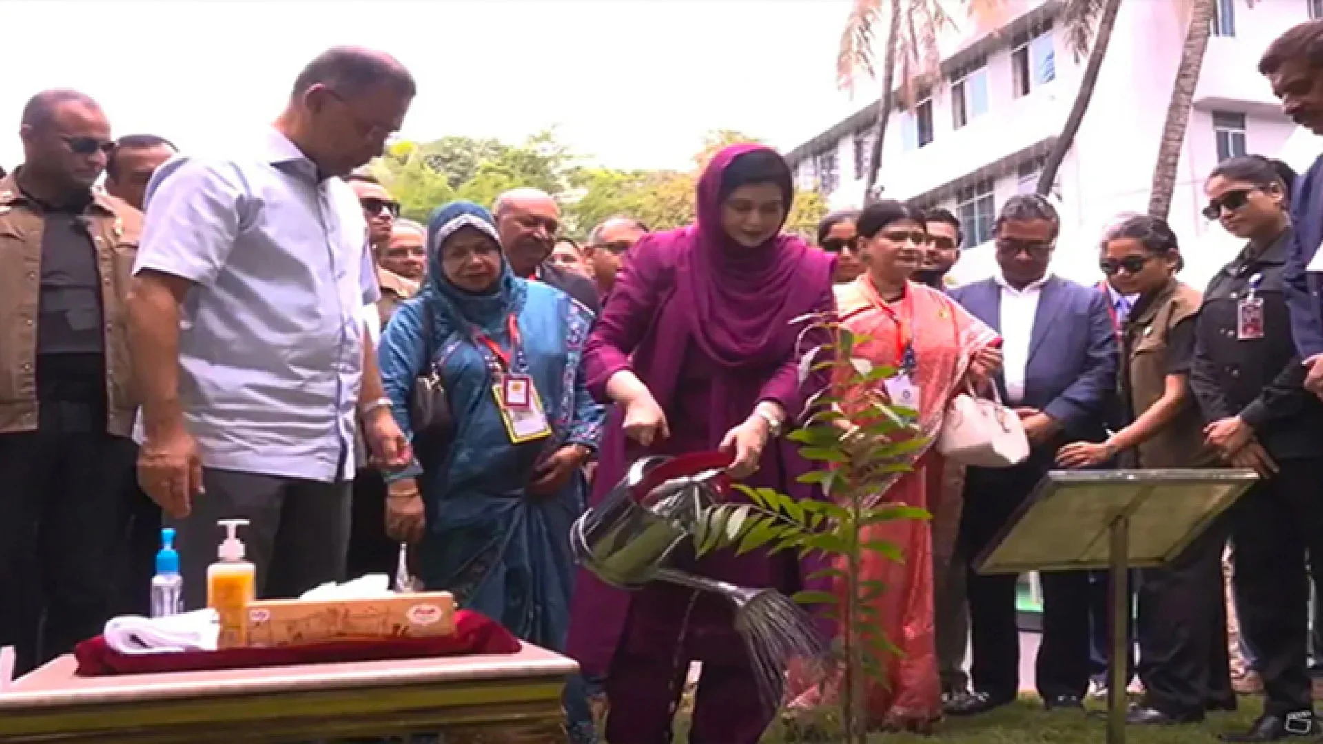 ঢাকা মেডিকেলের ৮১তম প্রতিষ্ঠাবার্ষিকীর অনুষ্ঠানে প্রধানমন্ত্রী, বৃক্ষরোপণ কর্মসূচি উদ্বোধন