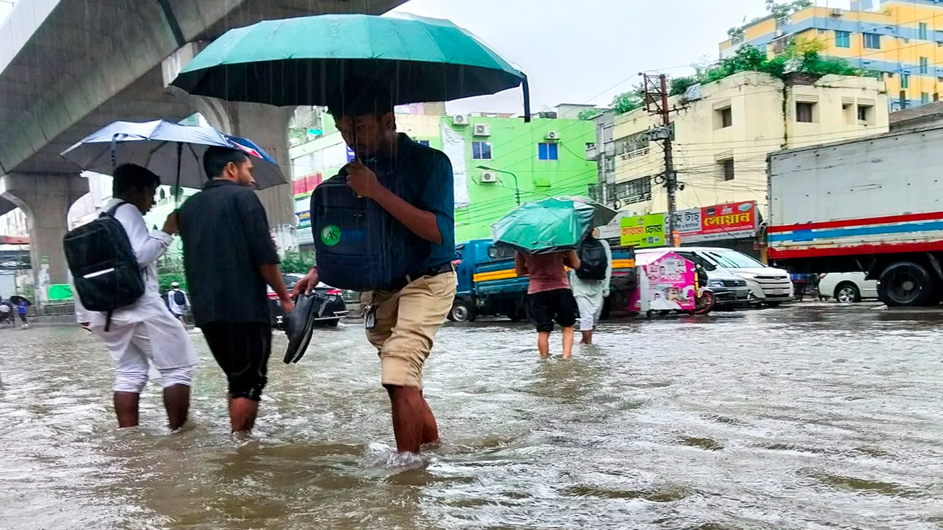 টানা বৃষ্টিতে ঢাকার বিভিন্ন রাস্তায় জলাবদ্ধতা, দুর্ভোগে নগরবাসী