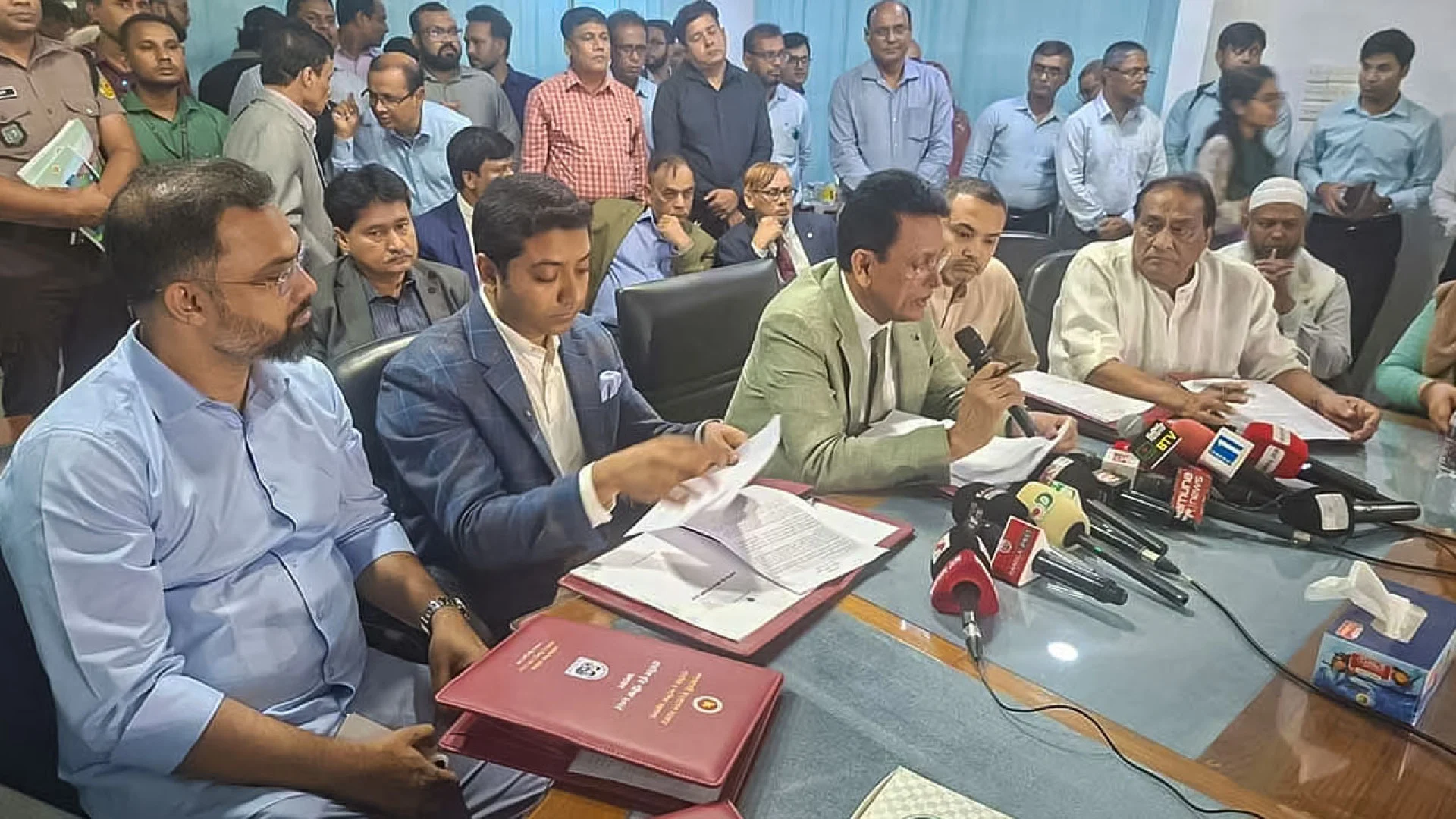 এইচএসসি পরীক্ষা স্থগিতের সিদ্ধান্ত আবহাওয়া দেখে নেওয়া হবে: শিক্ষামন্ত্রী