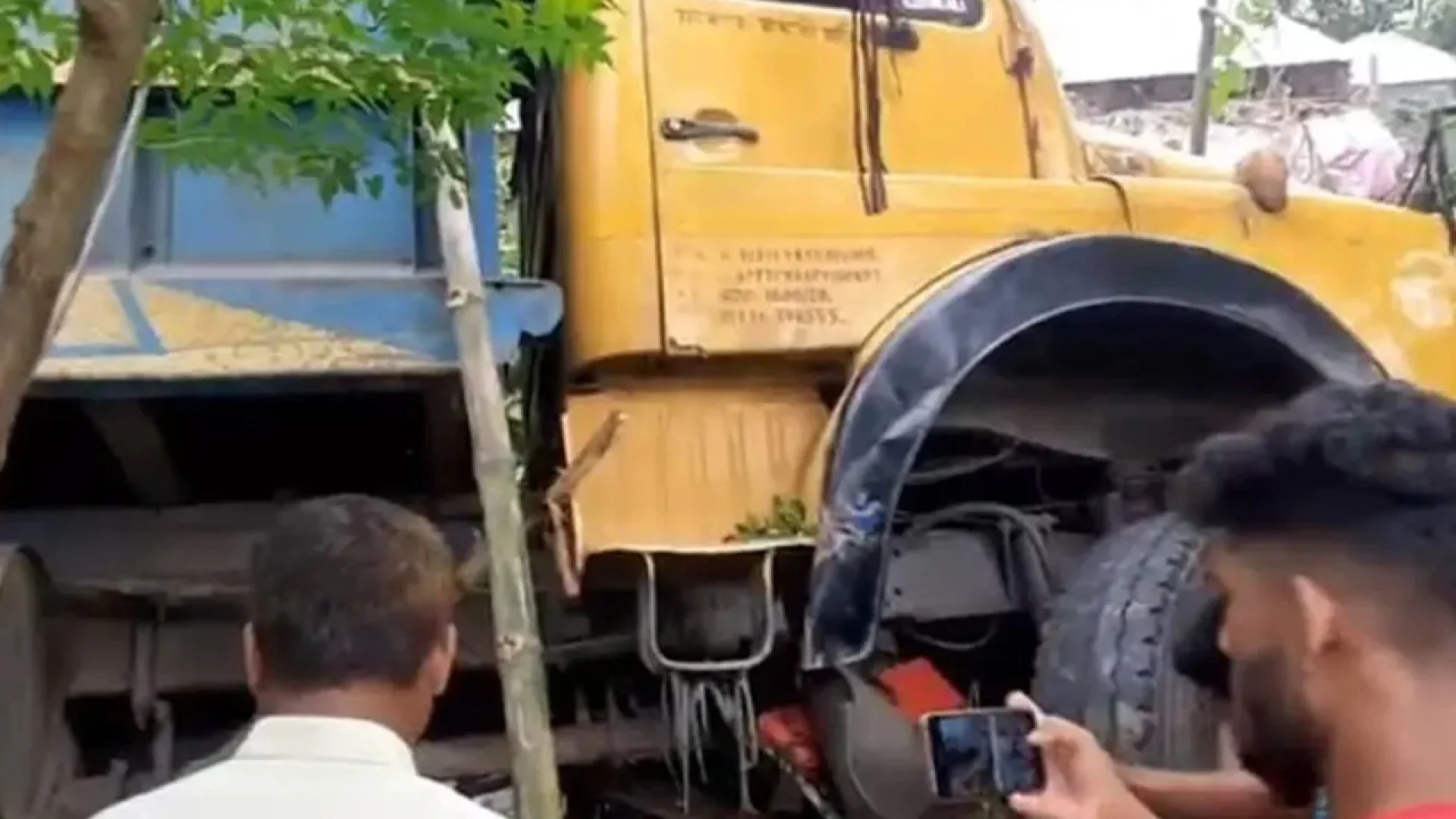 নীলফামারীতে ট্রাকের ধাক্কায় ভ্যানচালকসহ নিহত ৪