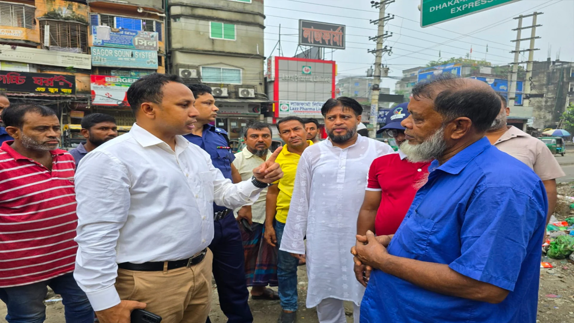 কেরানীগঞ্জে সড়কে ময়লা ফেলার অপরাধে ব্যতিক্রম শাস্তি প্রদান