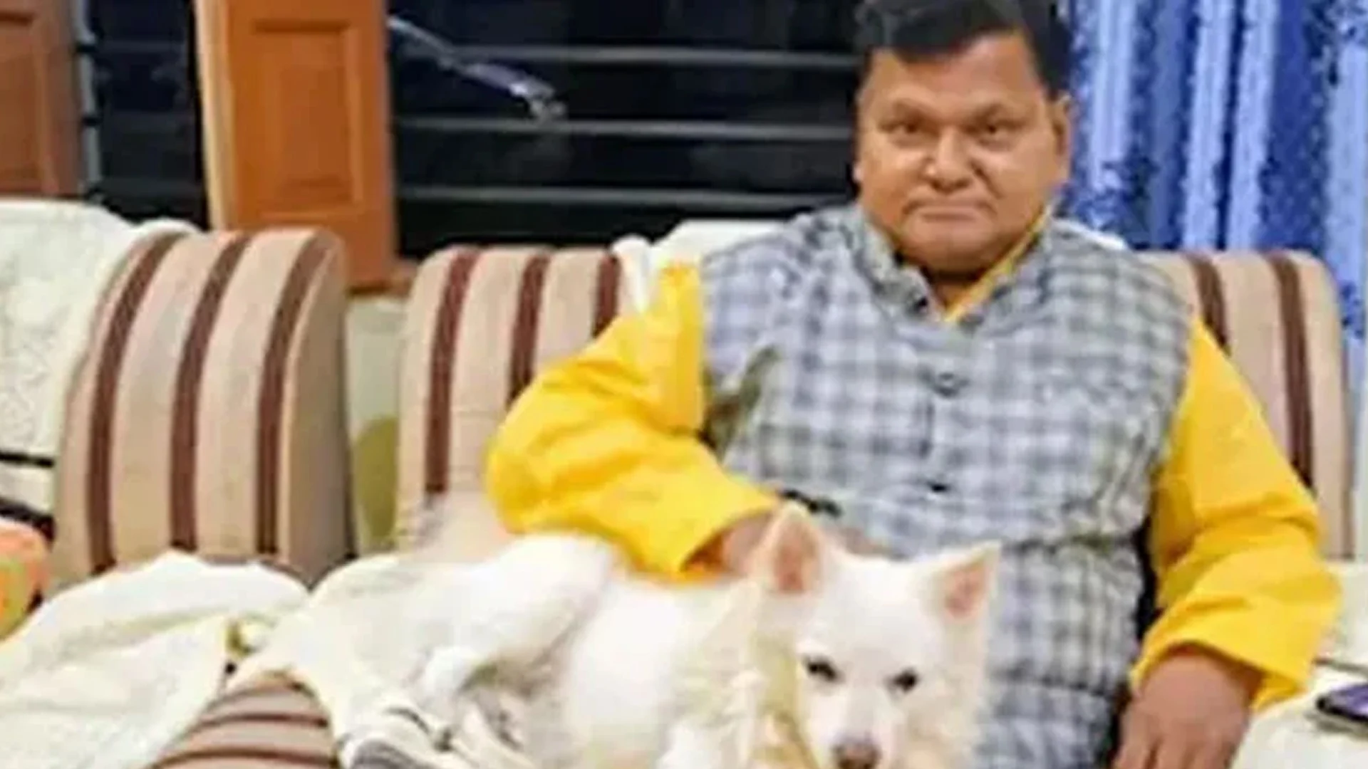 মালিকের মৃত্যুর শোক সইতে না পেরে পোষা কুকুরটিরও মৃত্যু