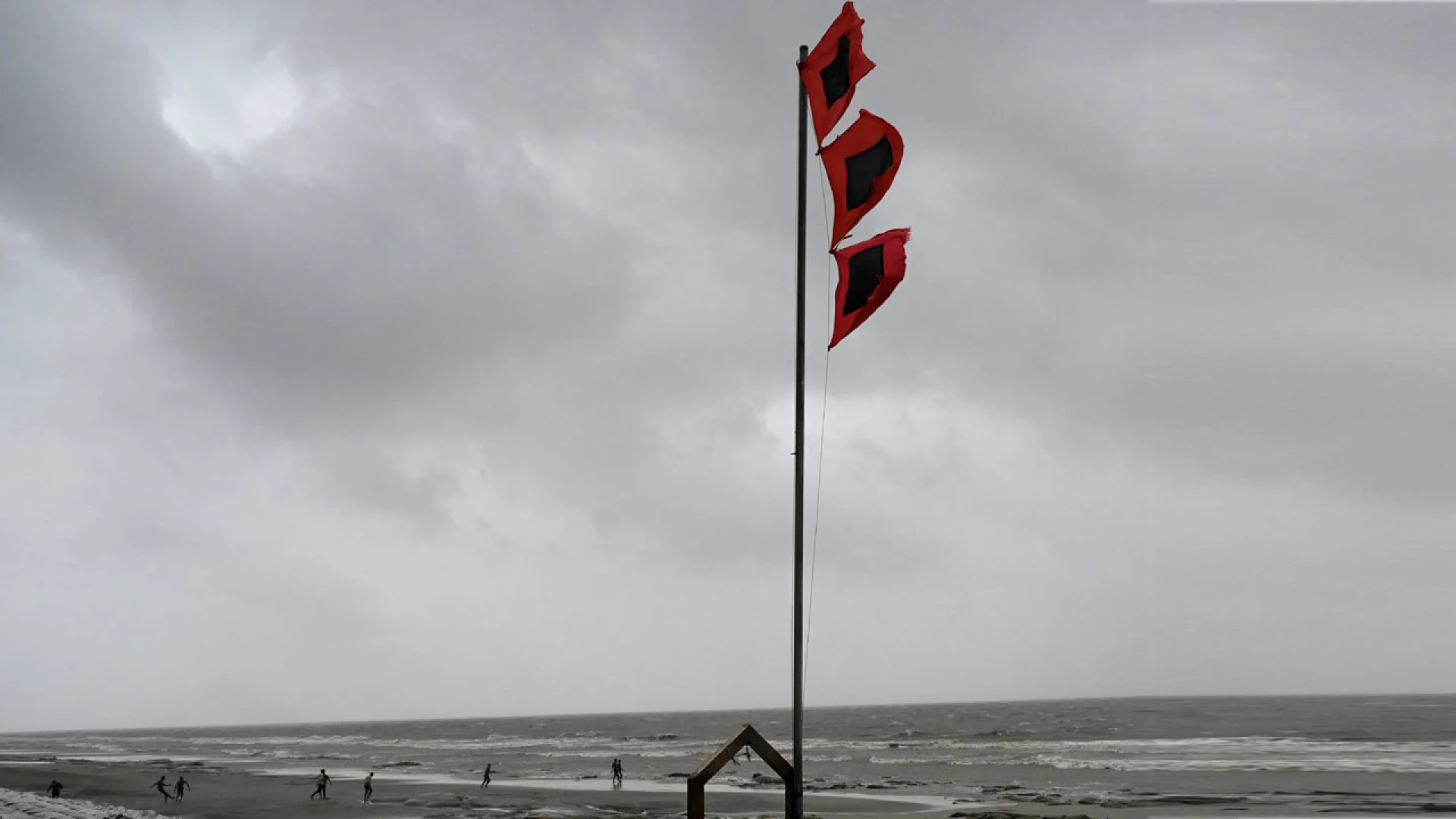 সাগরে লঘুচাপ সৃষ্টি, বন্দরে ৩ নম্বর সতর্ক সংকেত