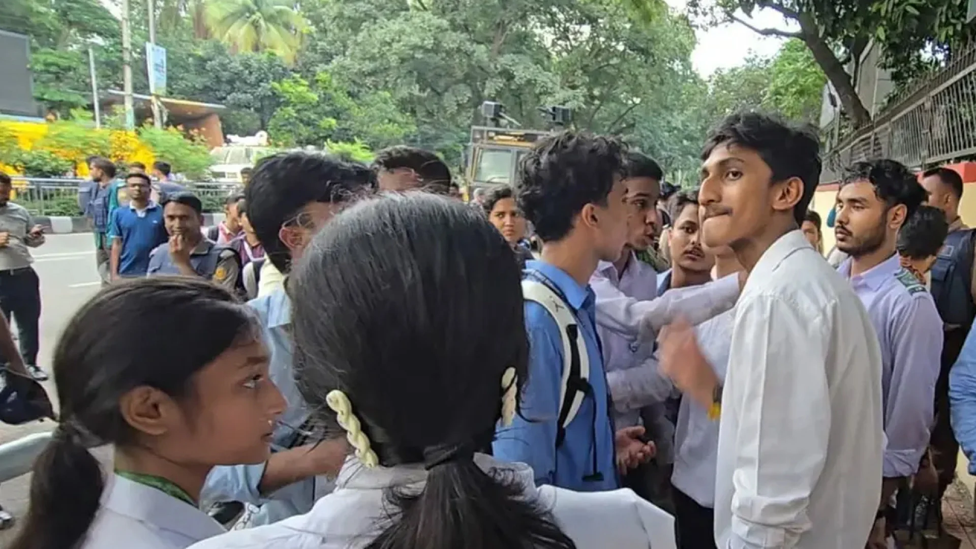 মন্ত্রীর পদত্যাগের দাবি থেকে সরে, ছয় দফা দাবি নিয়ে সচিবালয়ে ৬ শিক্ষার্থী