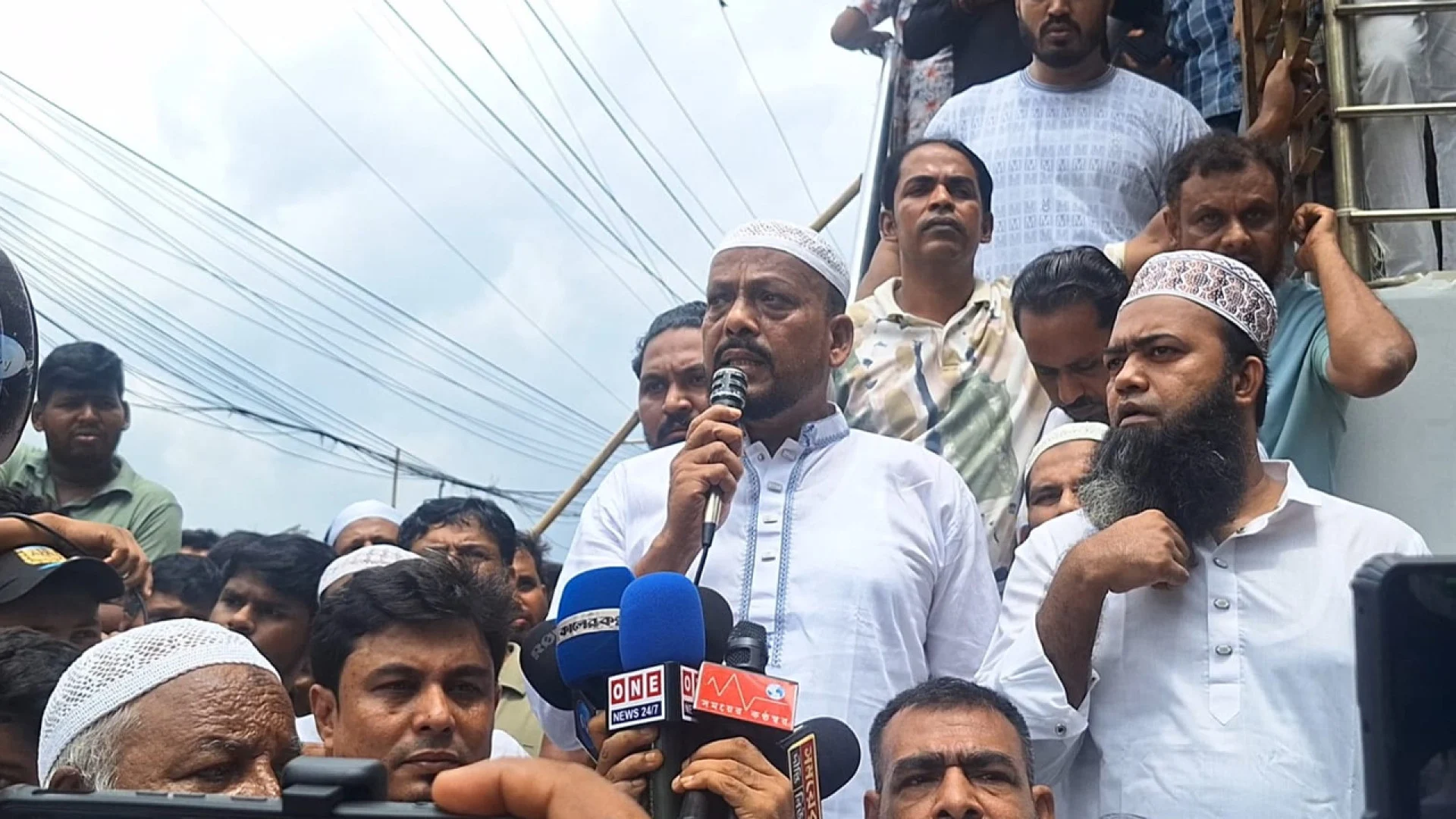 বুড়িগঙ্গা নদীতে খেয়াঘাট পুনস্থাপনের দাবীতে ব্যবসায়ীদের বিক্ষোভ