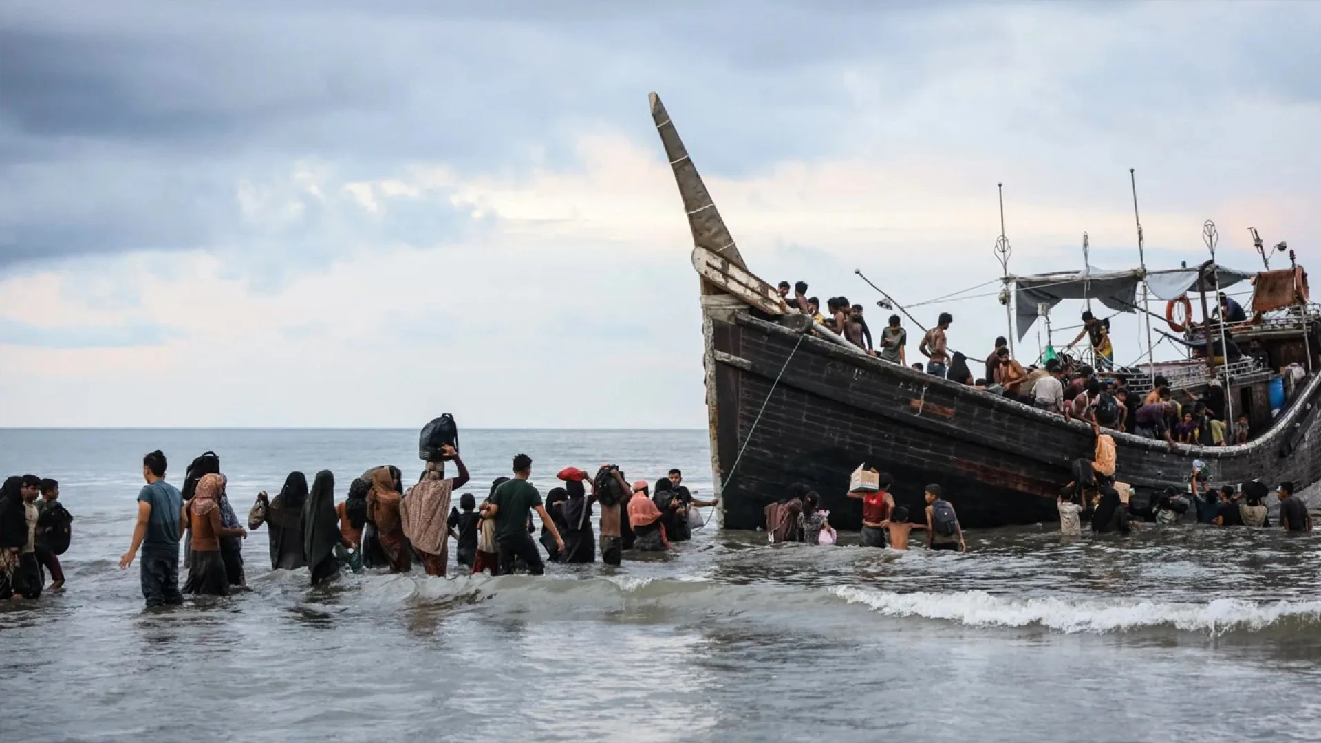 নৌকা ডুবে ৫৩০ রোহিঙ্গা নিখোঁজ