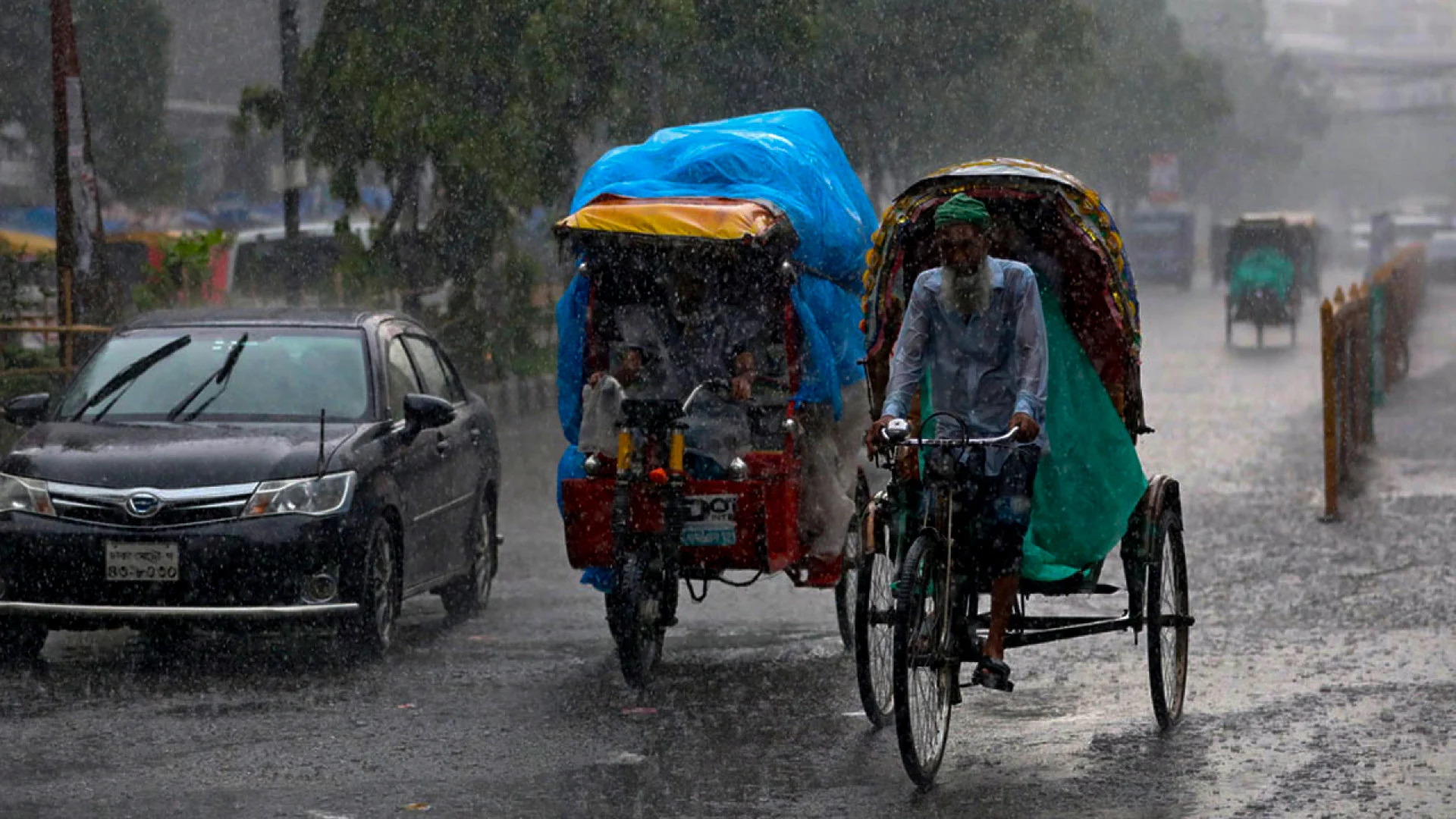 ভ্যাপসা গরমের মধ্যেই বৃষ্টির আভাস, কোথাও হতে পারে ভারী বর্ষণ