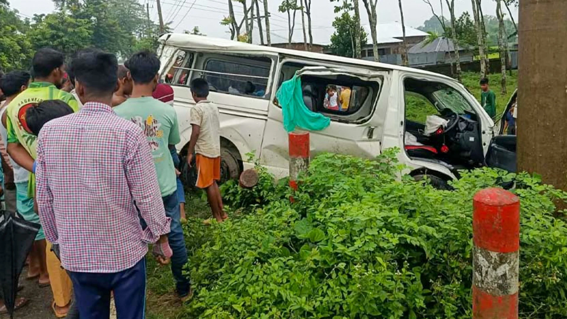 বিয়ে শেষে কনে নিয়ে ফেরার পথে মাইক্রোবাস খাদে, শিশুসহ নিহত ২