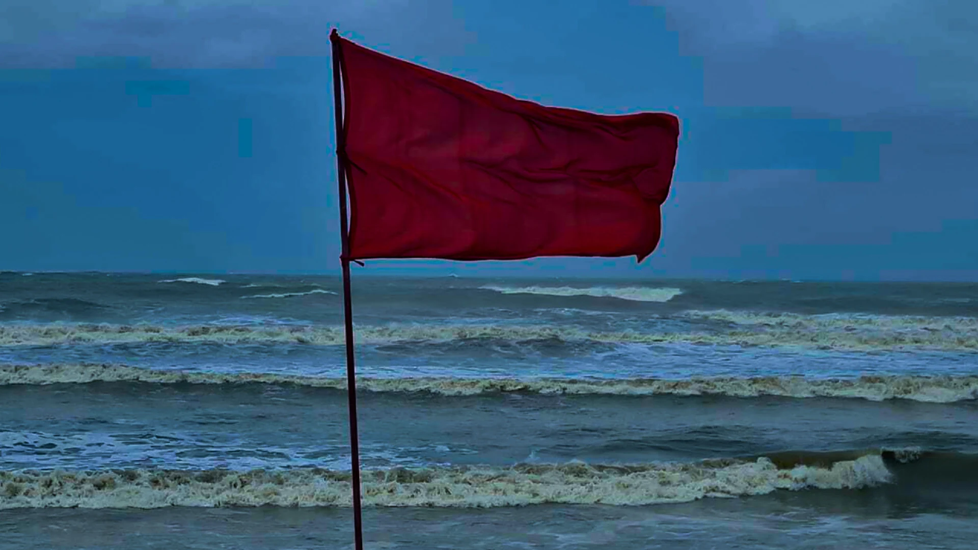 চার সমুদ্রবন্দরে ৩ নম্বর স্থানীয় সতর্কসংকেত